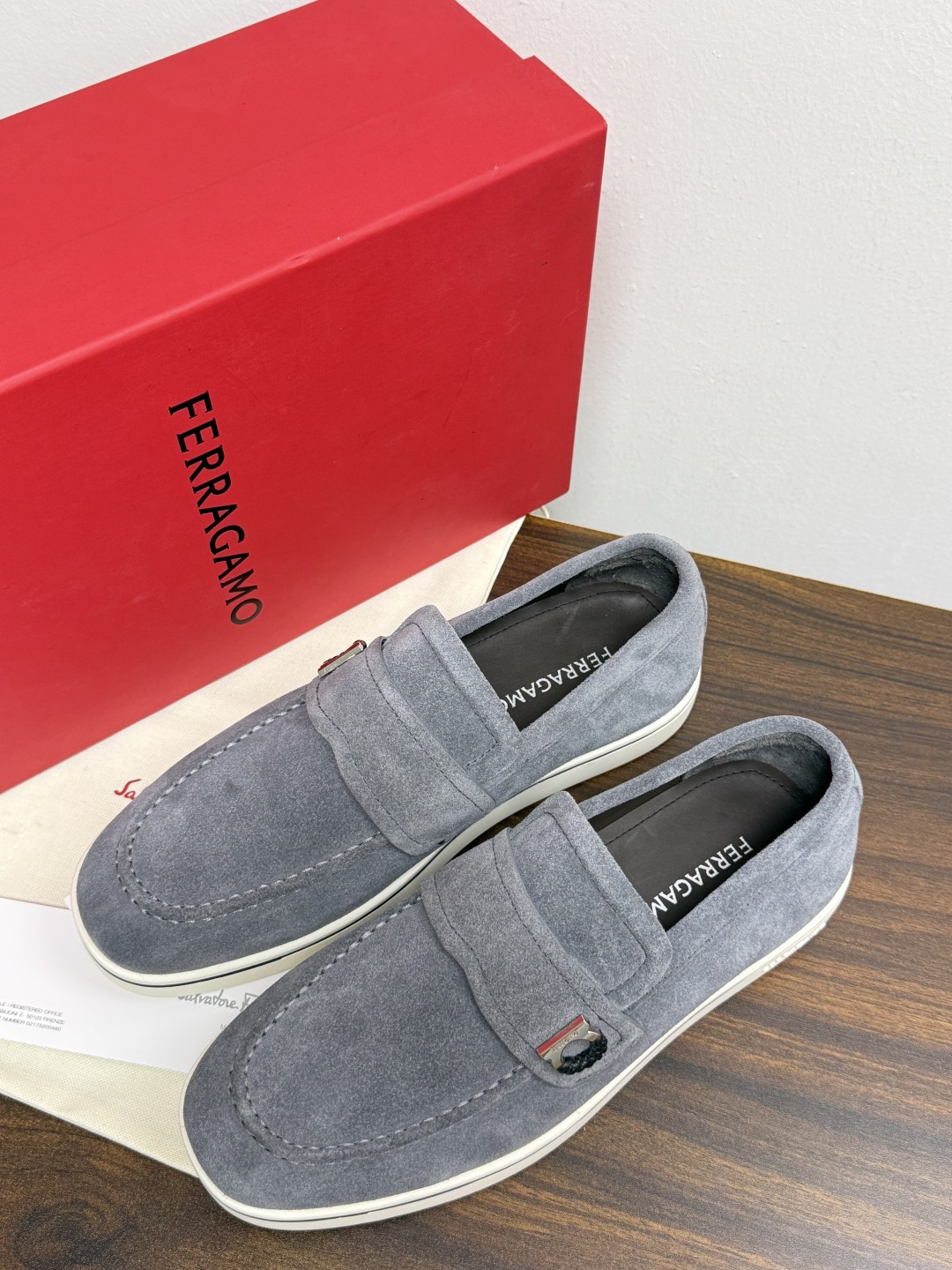 Ferragamo 菲拉格慕 Gancini 乐福鞋​​（豆豆鞋/一脚蹬），菲拉格慕标志性的 ​​Gancini 马蹄形