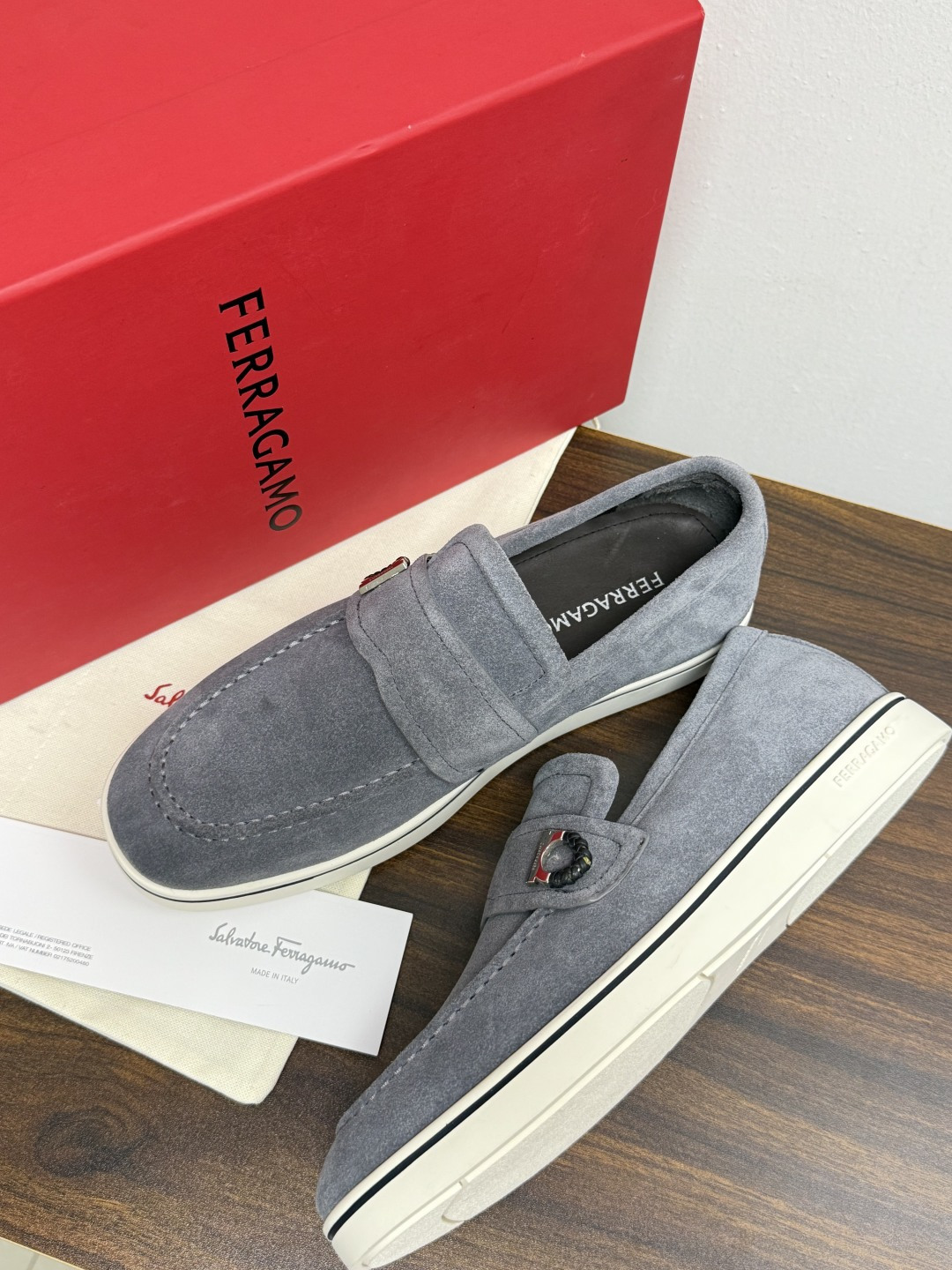 Ferragamo 菲拉格慕 Gancini 乐福鞋​​（豆豆鞋/一脚蹬），菲拉格慕标志性的 ​​Gancini 马蹄形