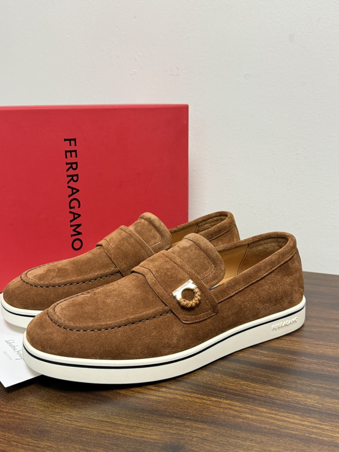 Ferragamo 菲拉格慕 Gancini 乐福鞋​​（豆豆鞋/一脚蹬），菲拉格慕标志性的 ​​Gancini 马蹄形