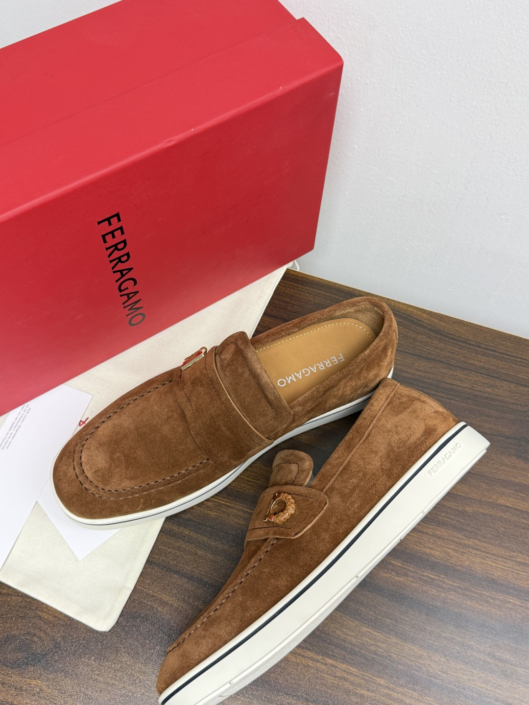 Ferragamo 菲拉格慕 Gancini 乐福鞋​​（豆豆鞋/一脚蹬），菲拉格慕标志性的 ​​Gancini 马蹄形