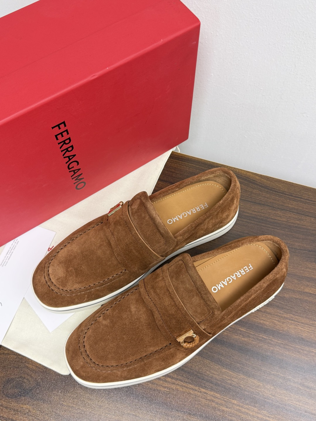 Ferragamo 菲拉格慕 Gancini 乐福鞋​​（豆豆鞋/一脚蹬），菲拉格慕标志性的 ​​Gancini 马蹄形