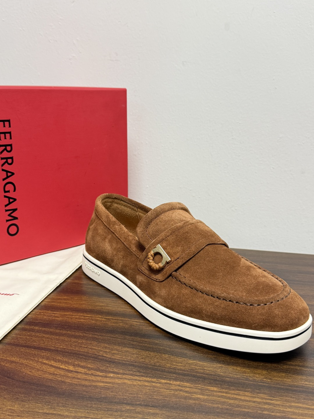 Ferragamo 菲拉格慕 Gancini 乐福鞋​​（豆豆鞋/一脚蹬），菲拉格慕标志性的 ​​Gancini 马蹄形