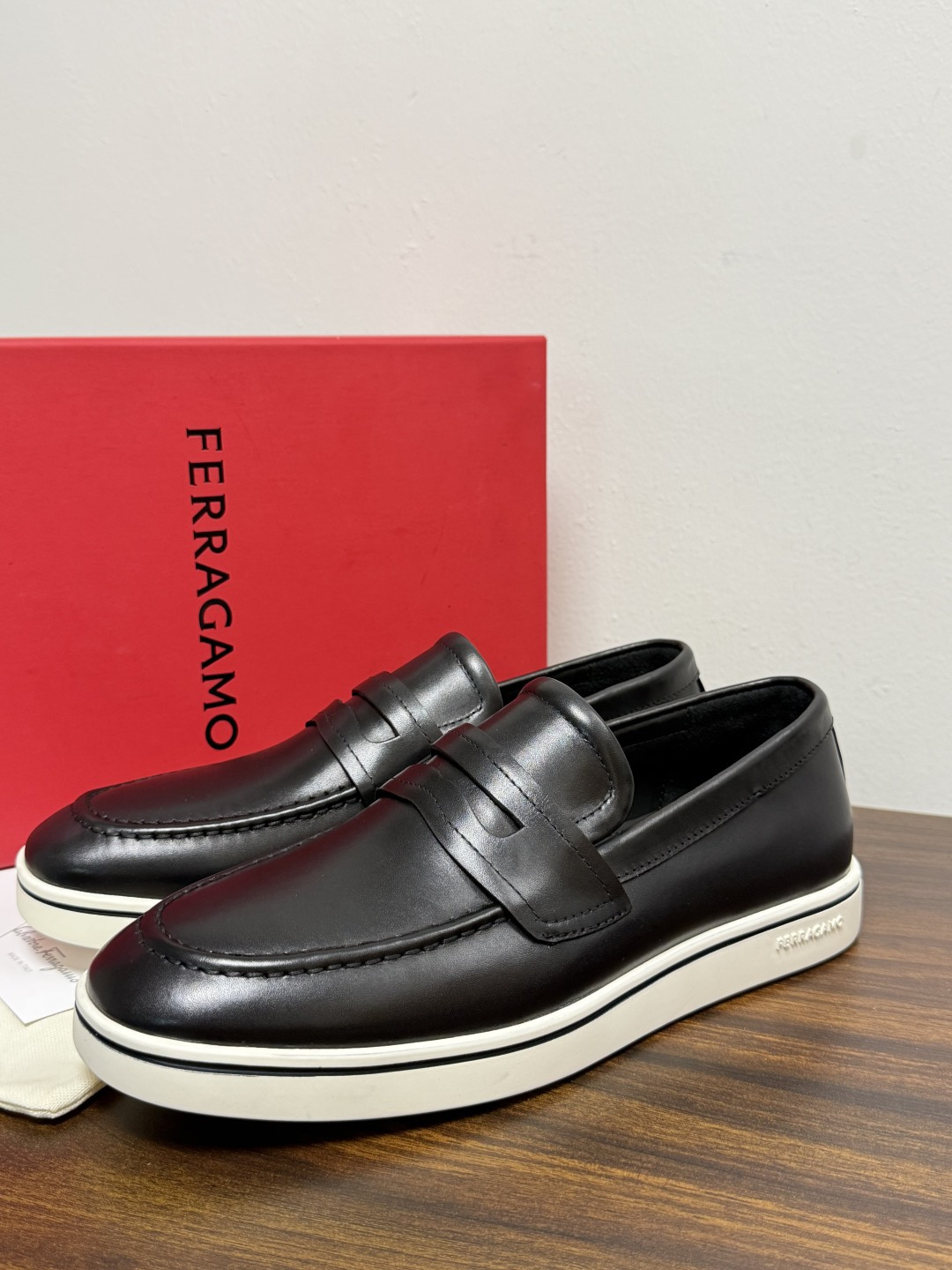 Ferragamo 菲拉格慕 Gancini 乐福鞋​​（豆豆鞋/一脚蹬），菲拉格慕标志性的 ​​Gancini 马蹄形
