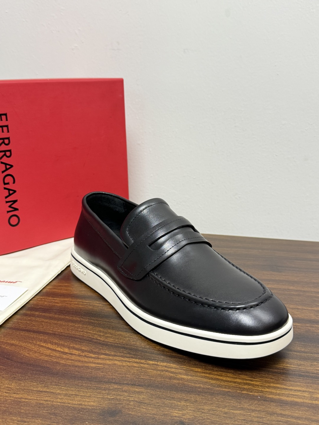Ferragamo 菲拉格慕 Gancini 乐福鞋​​（豆豆鞋/一脚蹬），菲拉格慕标志性的 ​​Gancini 马蹄形