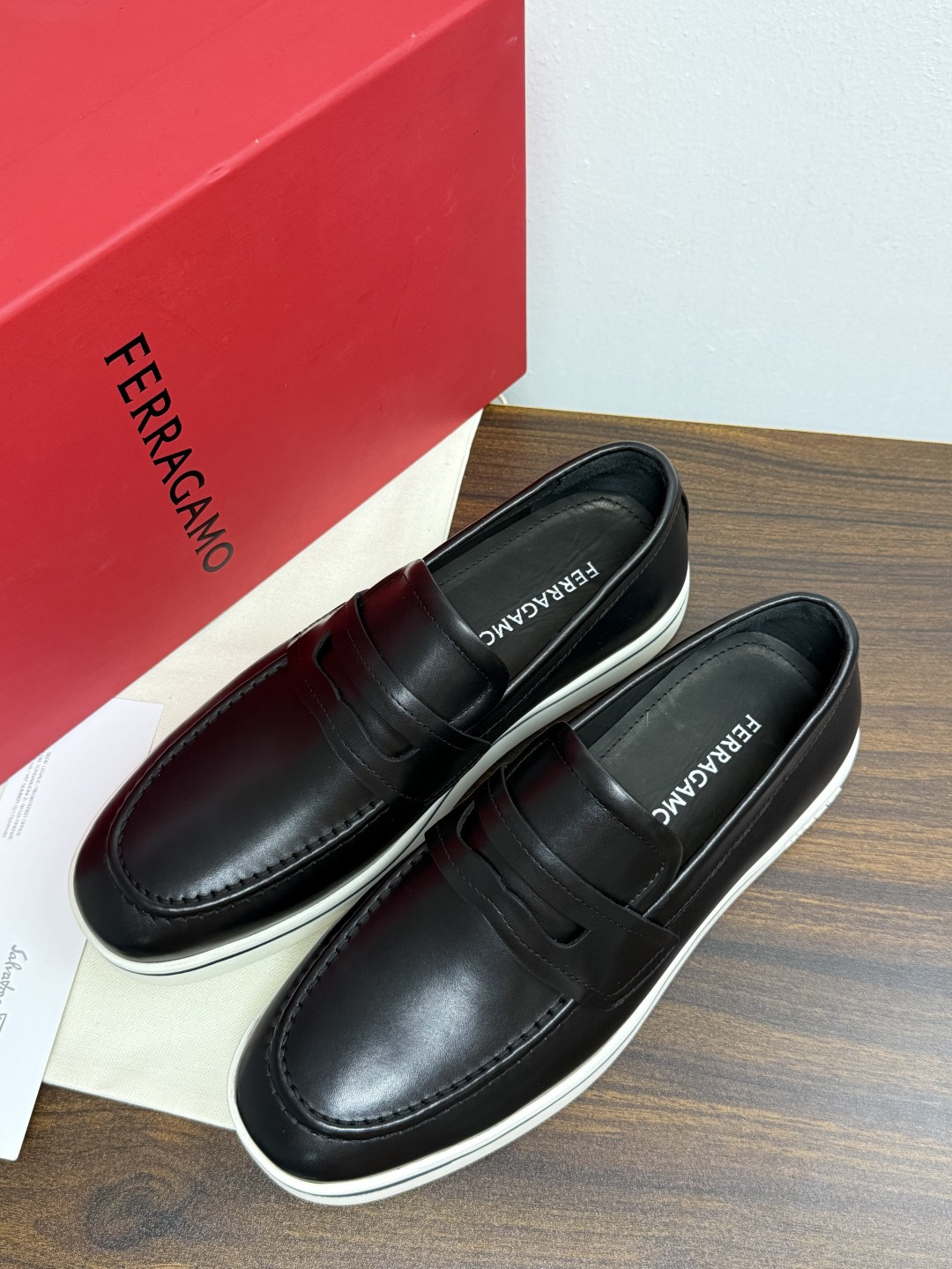 Ferragamo 菲拉格慕 Gancini 乐福鞋​​（豆豆鞋/一脚蹬），菲拉格慕标志性的 ​​Gancini 马蹄形