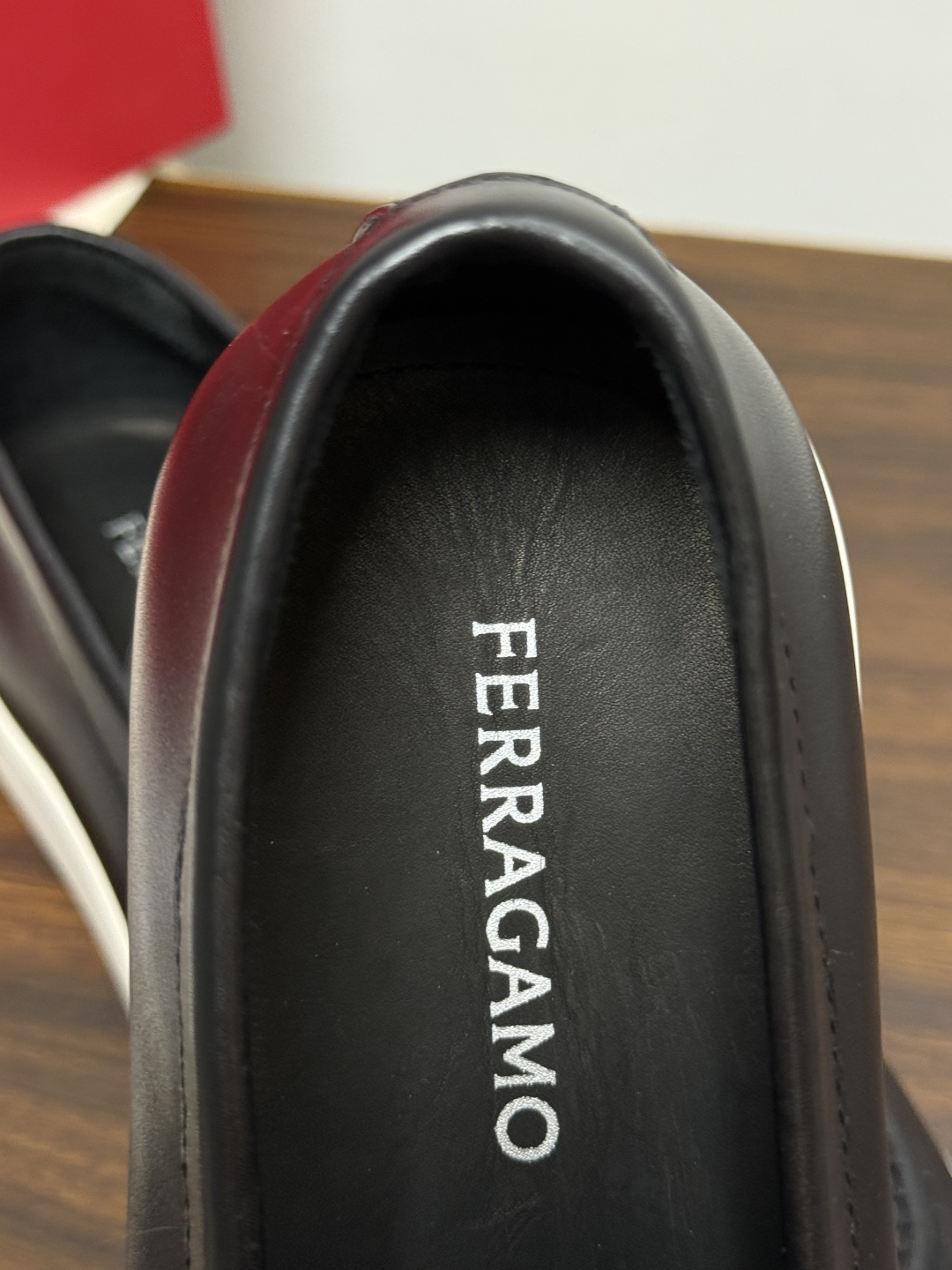 Ferragamo 菲拉格慕 Gancini 乐福鞋​​（豆豆鞋/一脚蹬），菲拉格慕标志性的 ​​Gancini 马蹄形