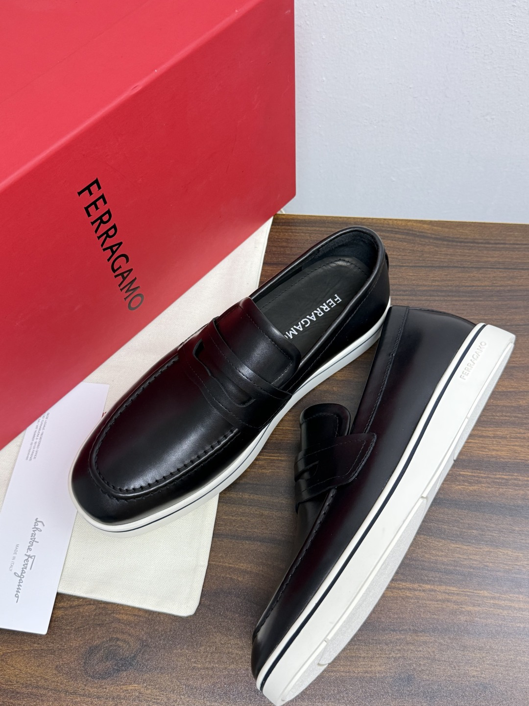 Ferragamo 菲拉格慕 Gancini 乐福鞋​​（豆豆鞋/一脚蹬），菲拉格慕标志性的 ​​Gancini 马蹄形
