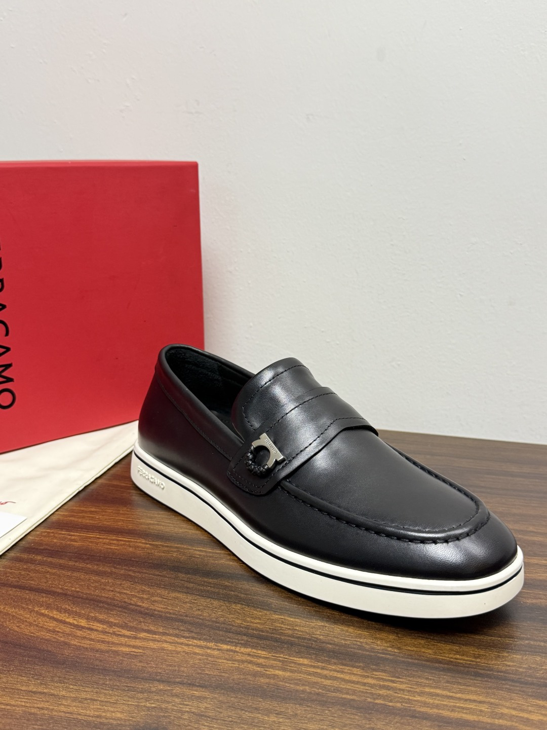 Ferragamo 菲拉格慕 Gancini 乐福鞋​​（豆豆鞋/一脚蹬），菲拉格慕标志性的 ​​Gancini 马蹄形