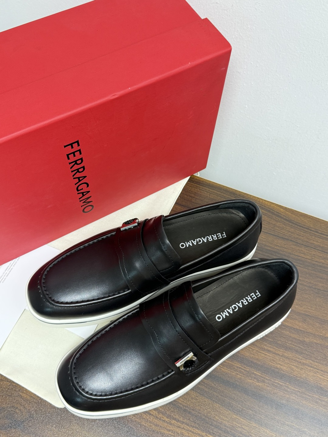 Ferragamo 菲拉格慕 Gancini 乐福鞋​​（豆豆鞋/一脚蹬），菲拉格慕标志性的 ​​Gancini 马蹄形