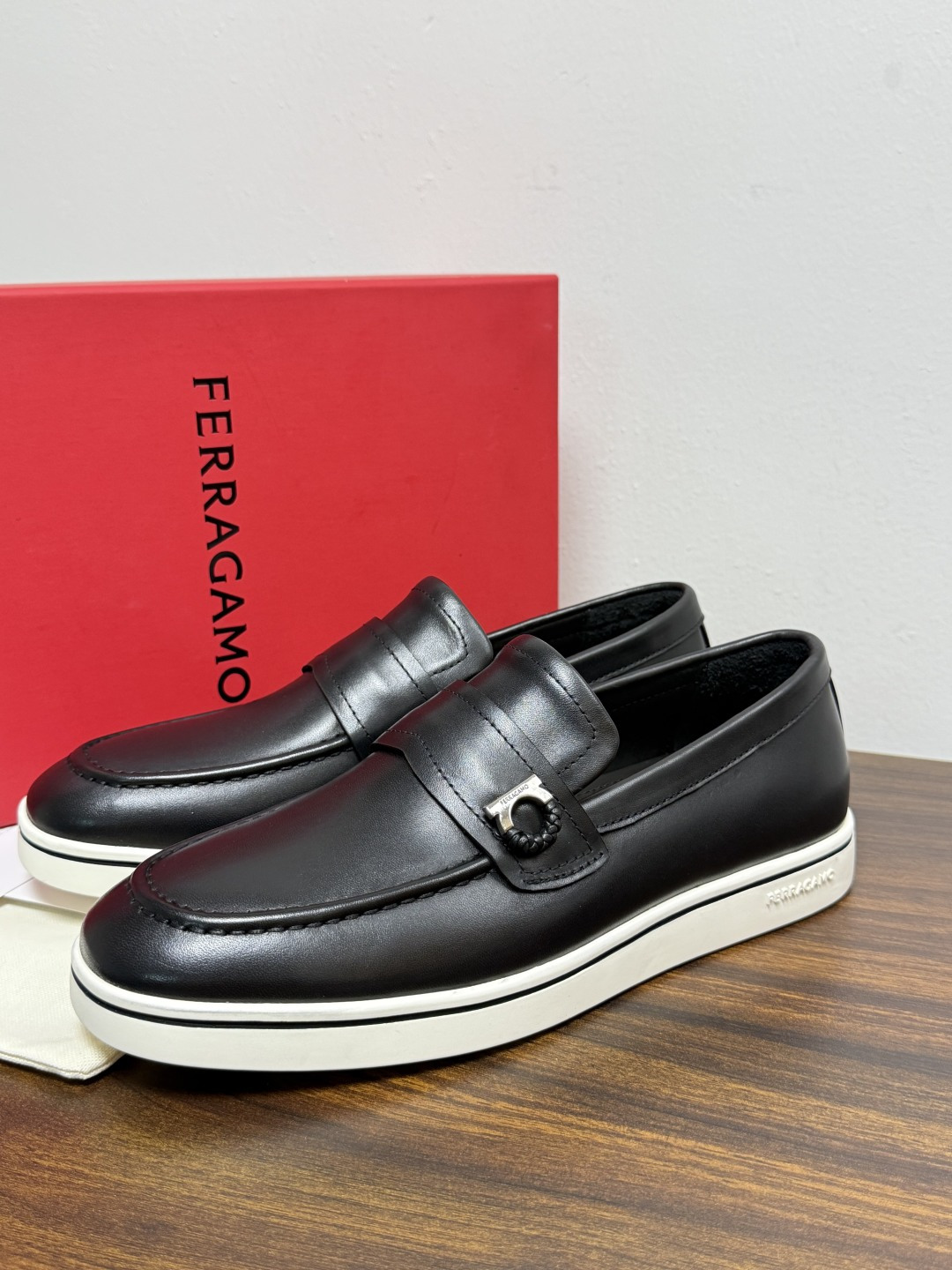 Ferragamo 菲拉格慕 Gancini 乐福鞋​​（豆豆鞋/一脚蹬），菲拉格慕标志性的 ​​Gancini 马蹄形
