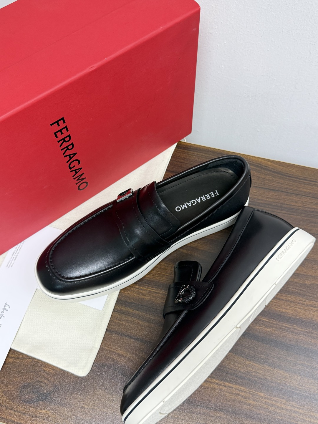 Ferragamo 菲拉格慕 Gancini 乐福鞋​​（豆豆鞋/一脚蹬），菲拉格慕标志性的 ​​Gancini 马蹄形