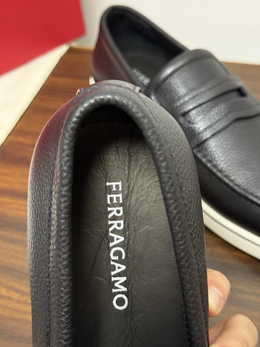Ferragamo 菲拉格慕 Gancini 乐福鞋​​（豆豆鞋/一脚蹬），菲拉格慕标志性的 ​​Gancini 马蹄形