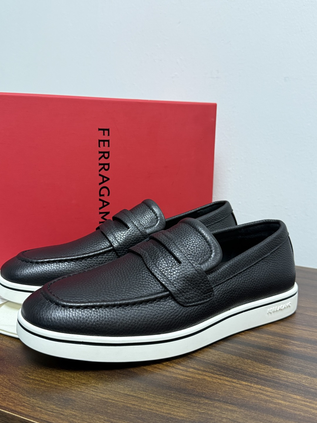 Ferragamo 菲拉格慕 Gancini 乐福鞋​​（豆豆鞋/一脚蹬），菲拉格慕标志性的 ​​Gancini 马蹄形