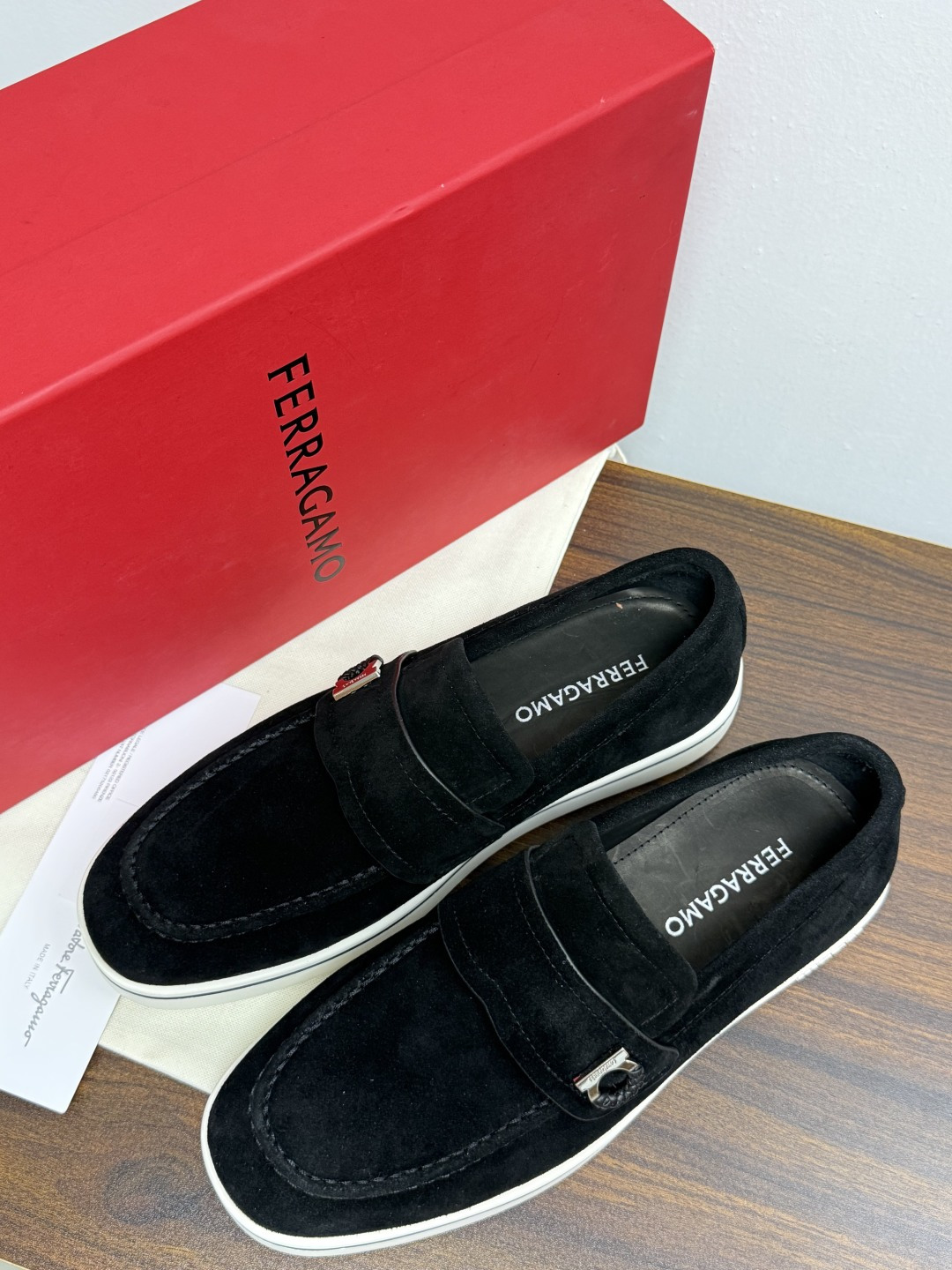 Ferragamo 菲拉格慕 Gancini 乐福鞋​​（豆豆鞋/一脚蹬），菲拉格慕标志性的 ​​Gancini 马蹄形