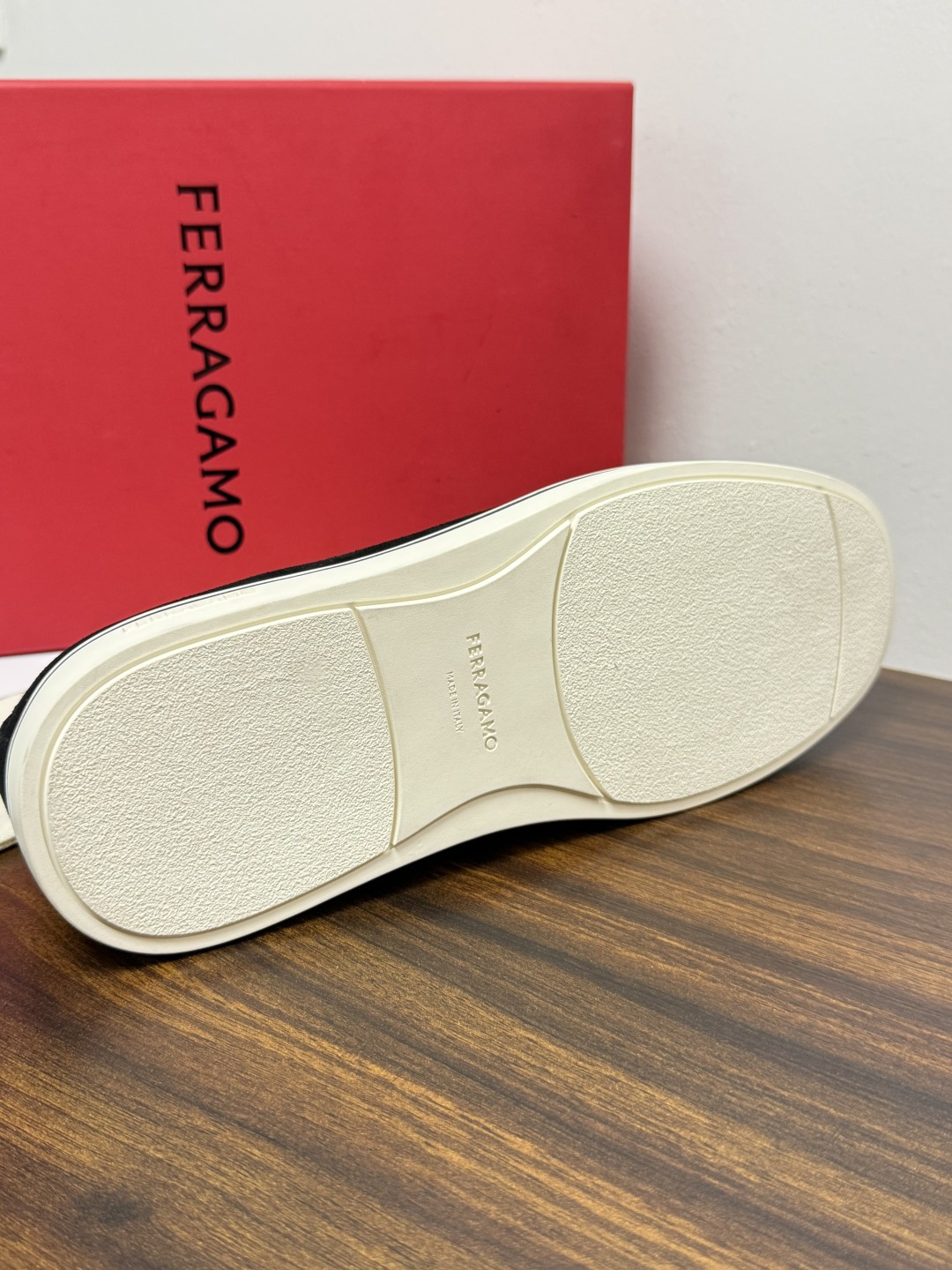 Ferragamo 菲拉格慕 Gancini 乐福鞋​​（豆豆鞋/一脚蹬），菲拉格慕标志性的 ​​Gancini 马蹄形