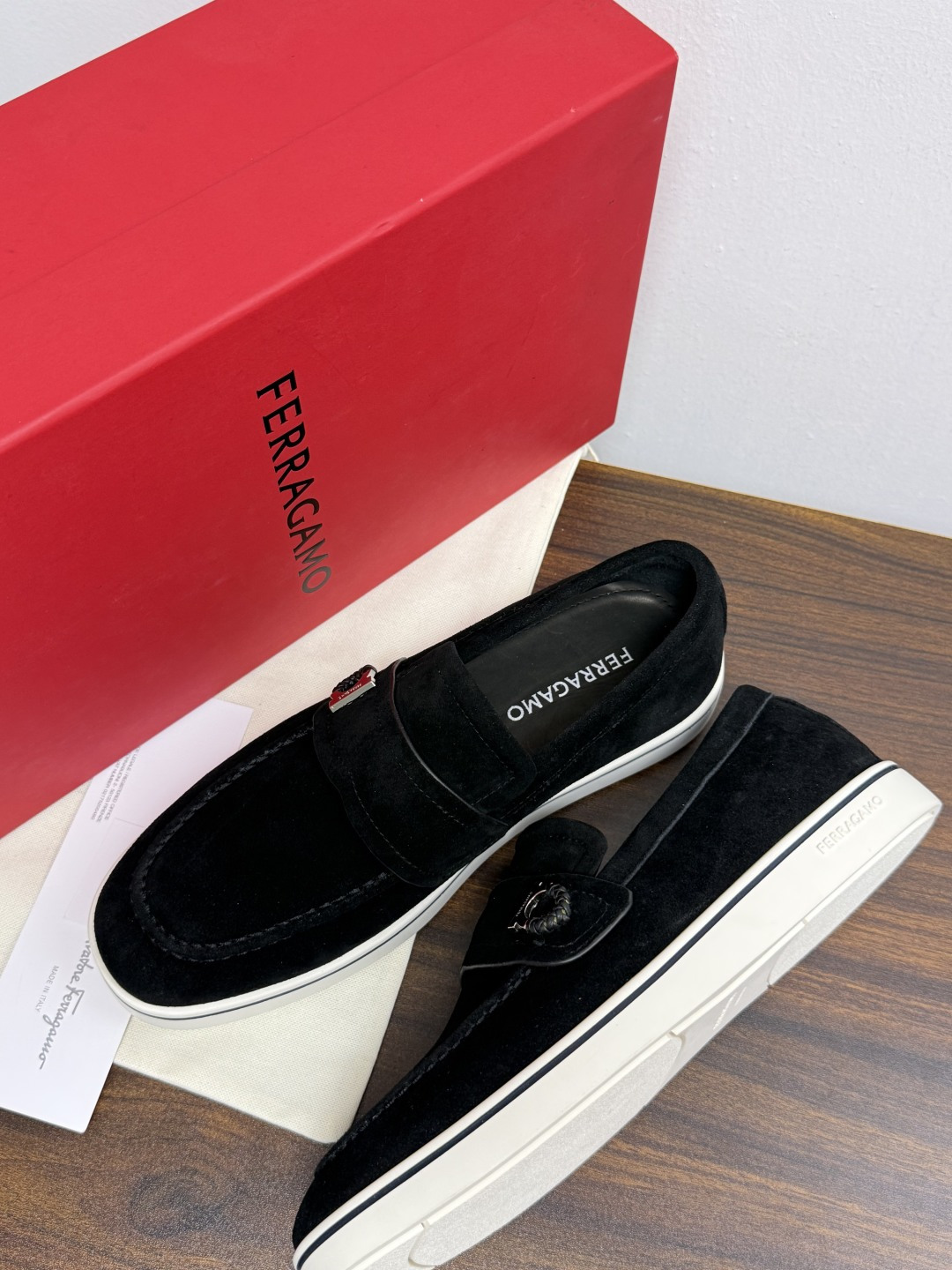 Ferragamo 菲拉格慕 Gancini 乐福鞋​​（豆豆鞋/一脚蹬），菲拉格慕标志性的 ​​Gancini 马蹄形