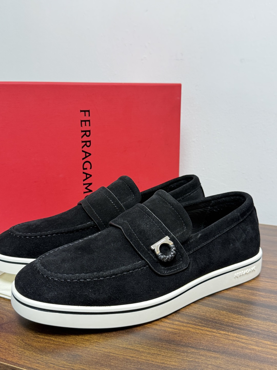 Ferragamo 菲拉格慕 Gancini 乐福鞋​​（豆豆鞋/一脚蹬），菲拉格慕标志性的 ​​Gancini 马蹄形