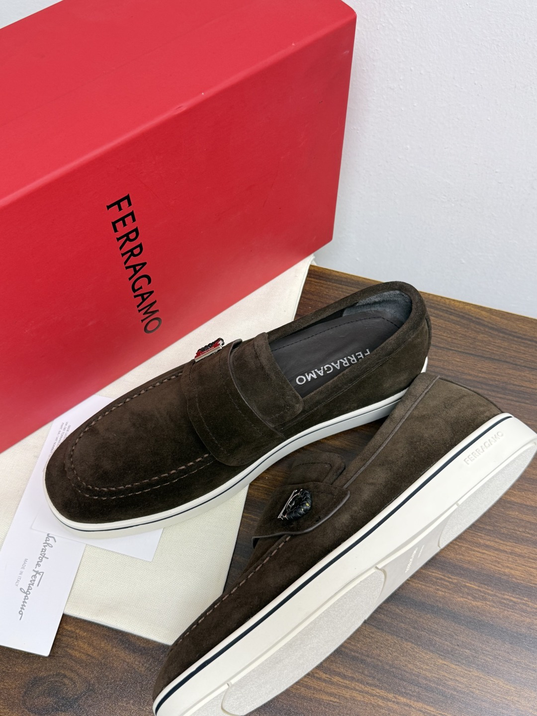 Ferragamo 菲拉格慕 Gancini 乐福鞋​​（豆豆鞋/一脚蹬），菲拉格慕标志性的 ​​Gancini 马蹄形