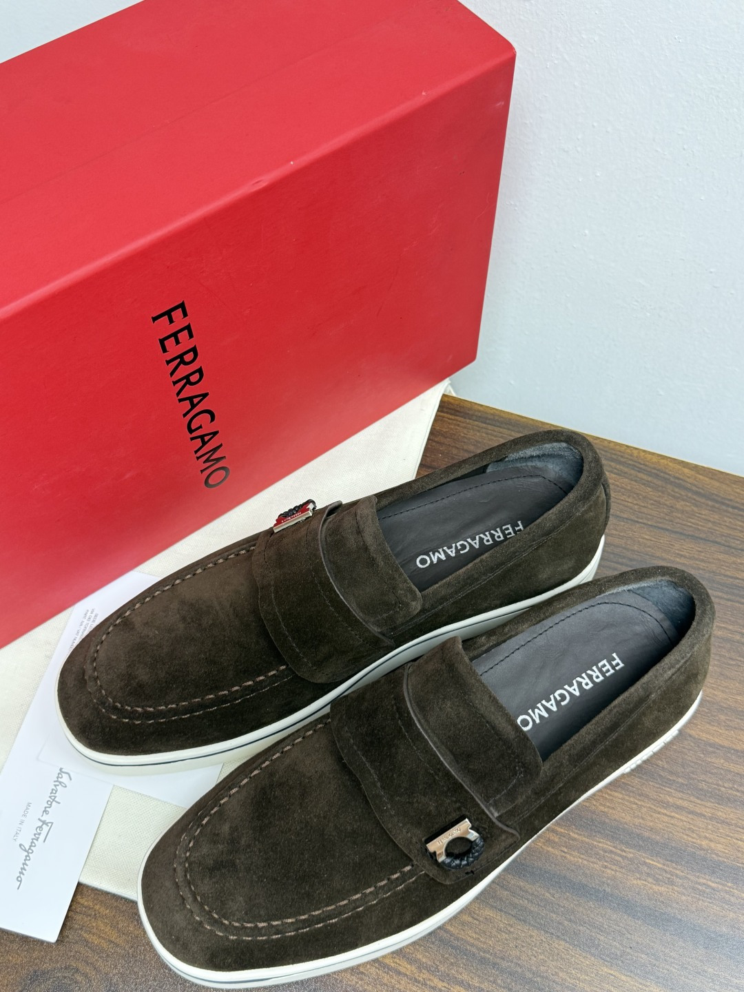 Ferragamo 菲拉格慕 Gancini 乐福鞋​​（豆豆鞋/一脚蹬），菲拉格慕标志性的 ​​Gancini 马蹄形