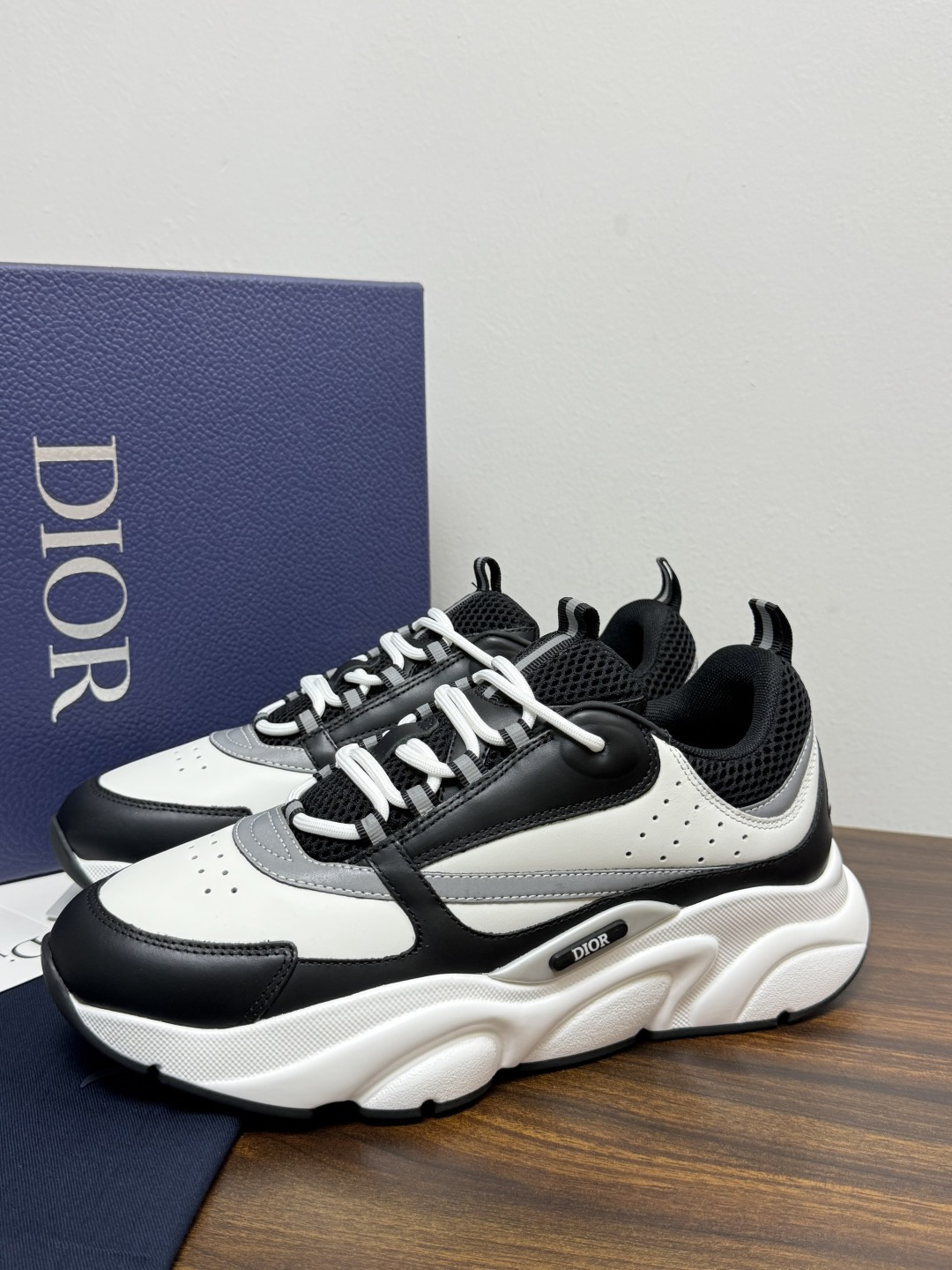D®️ x 🆕(高版本)B22男士慢跑时尚运动鞋,这款单品从复古慢跑鞋汲取灵感。采用厚实的低帮设计,以黑色牛皮革以及网眼 D®️ x 🆕(高版本)B22男士慢跑时尚运动鞋,这款单品从复古慢跑鞋汲取灵感。采用厚实的低帮设计,以黑色牛皮革以及网眼