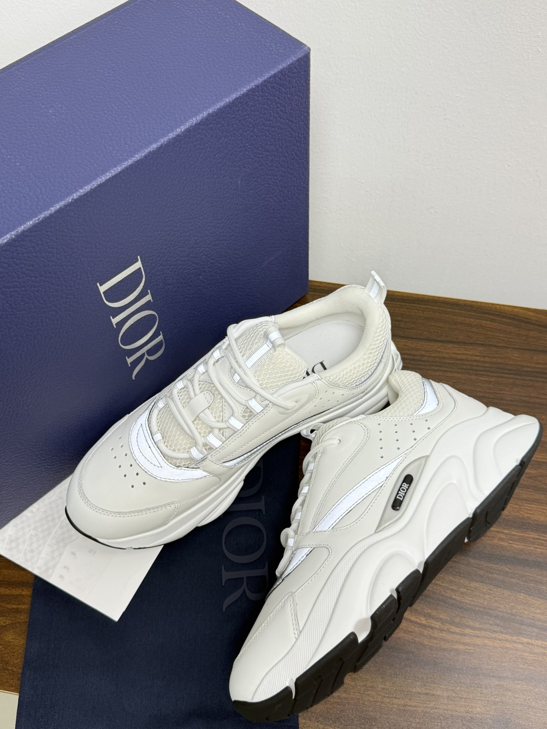 D®️ x 🆕(高版本)B22男士慢跑时尚运动鞋,这款单品从复古慢跑鞋汲取灵感。采用厚实的低帮设计,以黑色牛皮革以及网眼 D®️ x 🆕(高版本)B22男士慢跑时尚运动鞋,这款单品从复古慢跑鞋汲取灵感。采用厚实的低帮设计,以黑色牛皮革以及网眼
