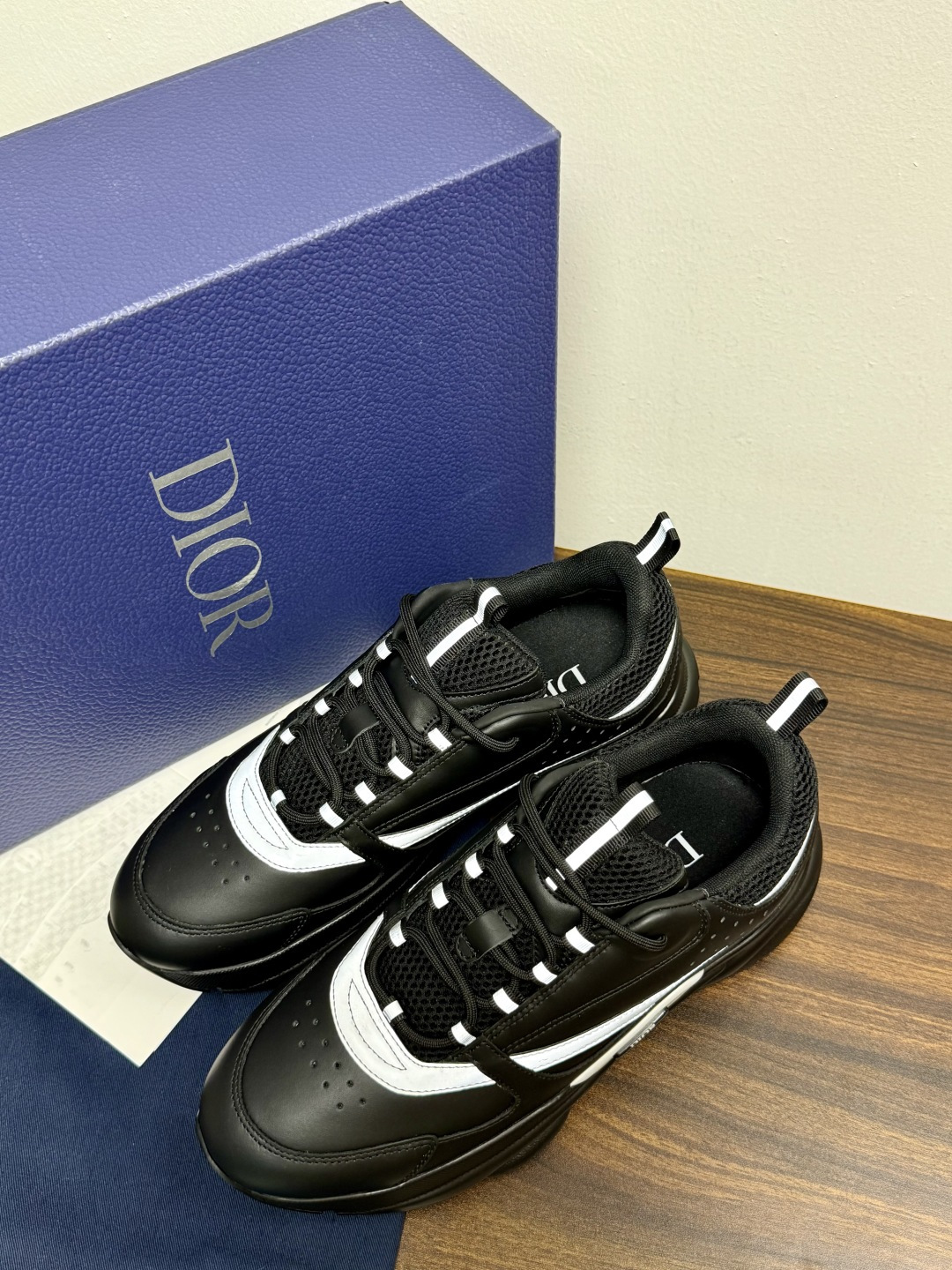 D®️ x 🆕(高版本)B22男士慢跑时尚运动鞋,这款单品从复古慢跑鞋汲取灵感。采用厚实的低帮设计,以黑色牛皮革以及网眼 D®️ x 🆕(高版本)B22男士慢跑时尚运动鞋,这款单品从复古慢跑鞋汲取灵感。采用厚实的低帮设计,以黑色牛皮革以及网眼