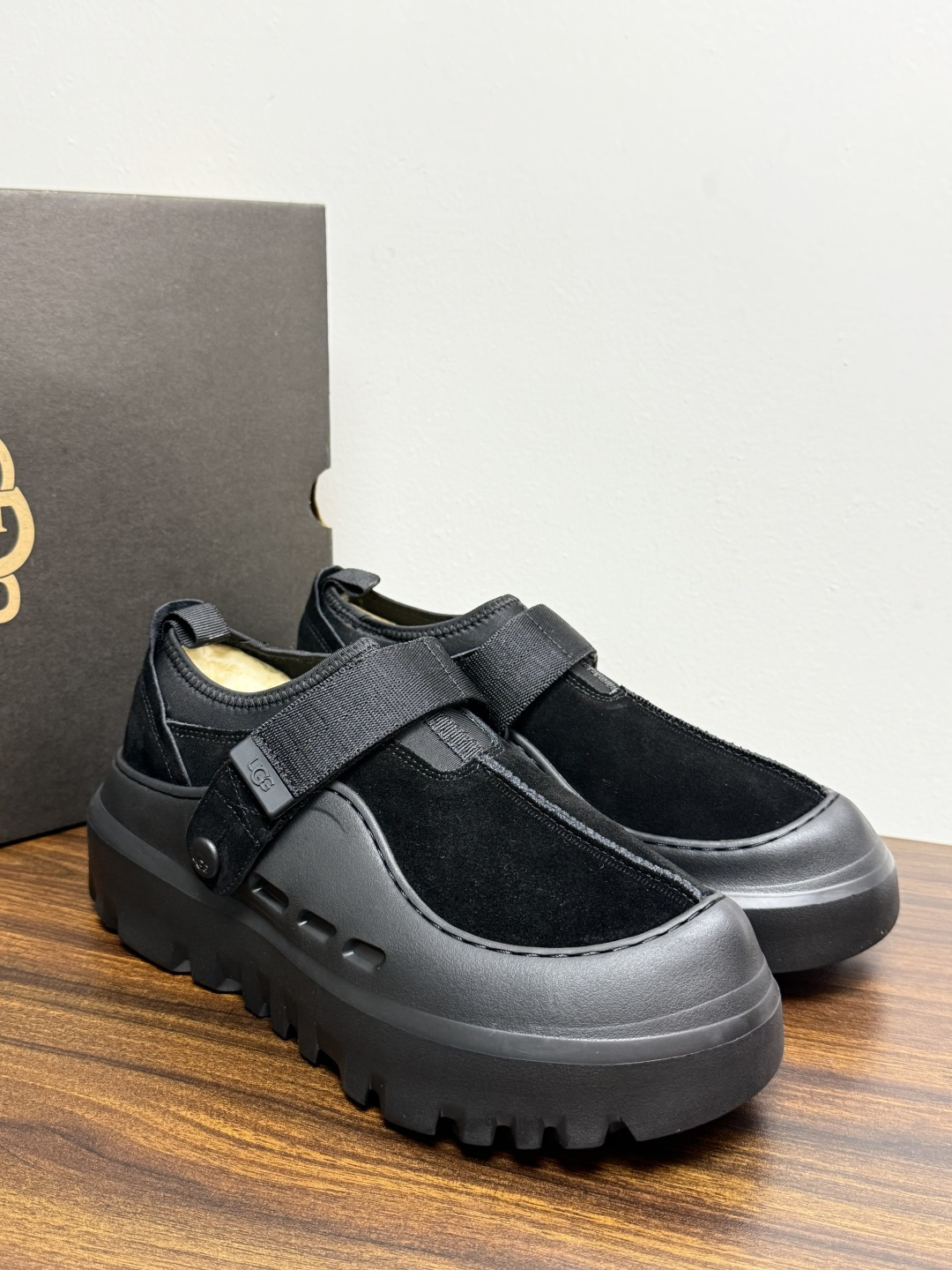 UGG Sienna 厚底粘扣一脚蹬​​，近两年比较火的" 勃肯风厚底鞋 "品类，翻毛皮/麂皮鞋面 + 宽魔术贴横带 +