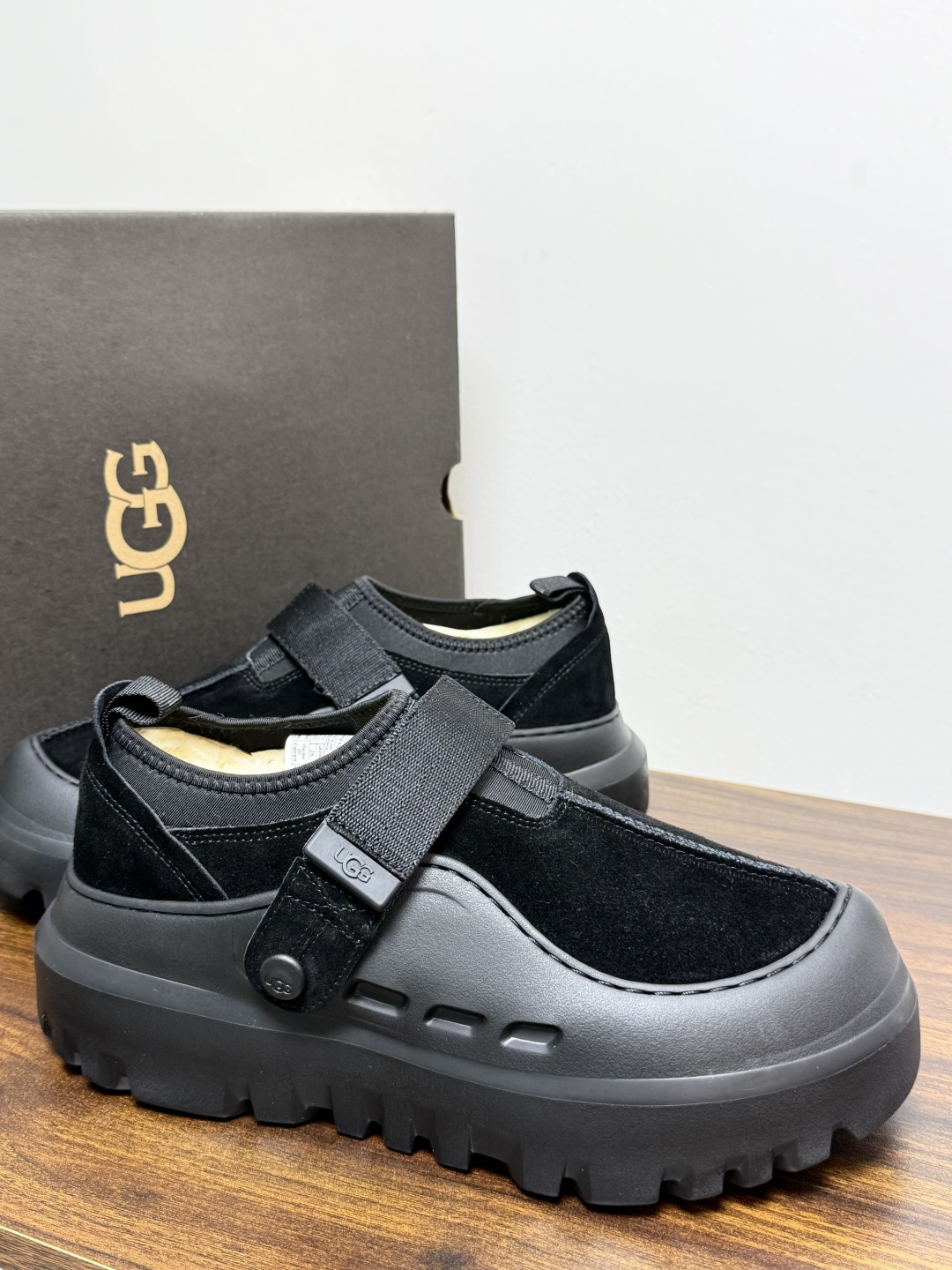 UGG Sienna 厚底粘扣一脚蹬​​，近两年比较火的" 勃肯风厚底鞋 "品类，翻毛皮/麂皮鞋面 + 宽魔术贴横带 +