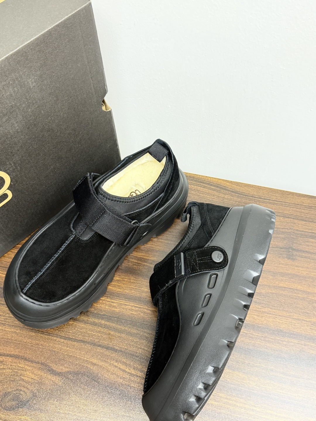 UGG Sienna 厚底粘扣一脚蹬​​，近两年比较火的" 勃肯风厚底鞋 "品类，翻毛皮/麂皮鞋面 + 宽魔术贴横带 +
