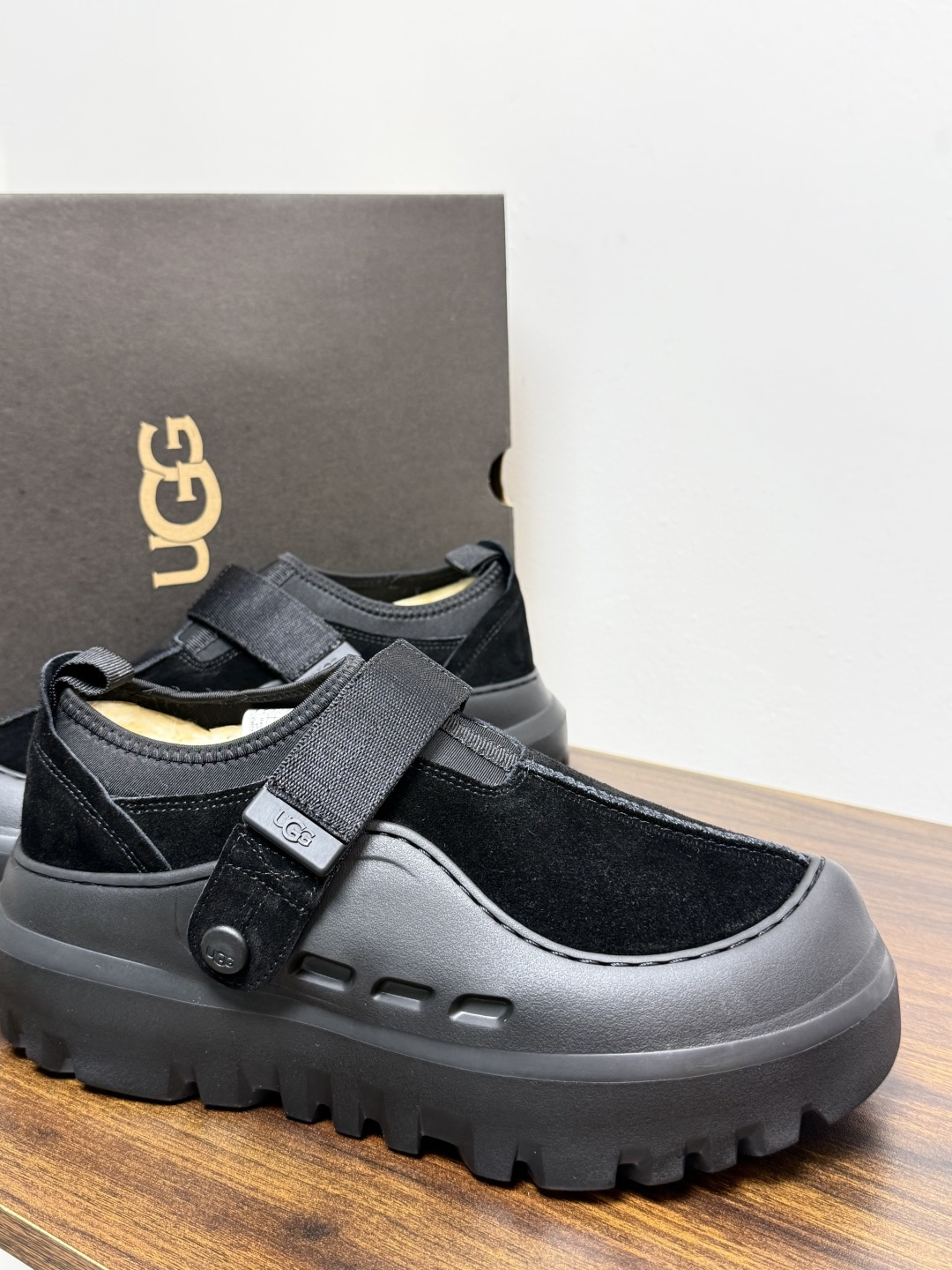 UGG Sienna 厚底粘扣一脚蹬​​，近两年比较火的" 勃肯风厚底鞋 "品类，翻毛皮/麂皮鞋面 + 宽魔术贴横带 +