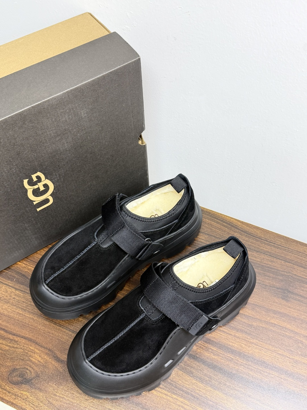 UGG Sienna 厚底粘扣一脚蹬​​，近两年比较火的" 勃肯风厚底鞋 "品类，翻毛皮/麂皮鞋面 + 宽魔术贴横带 +