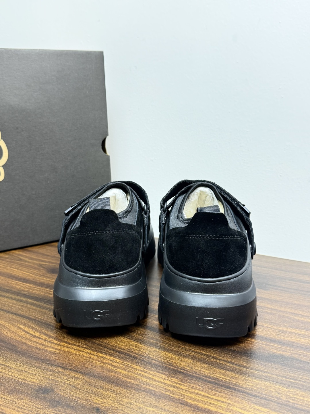 UGG Sienna 厚底粘扣一脚蹬​​，近两年比较火的" 勃肯风厚底鞋 "品类，翻毛皮/麂皮鞋面 + 宽魔术贴横带 +
