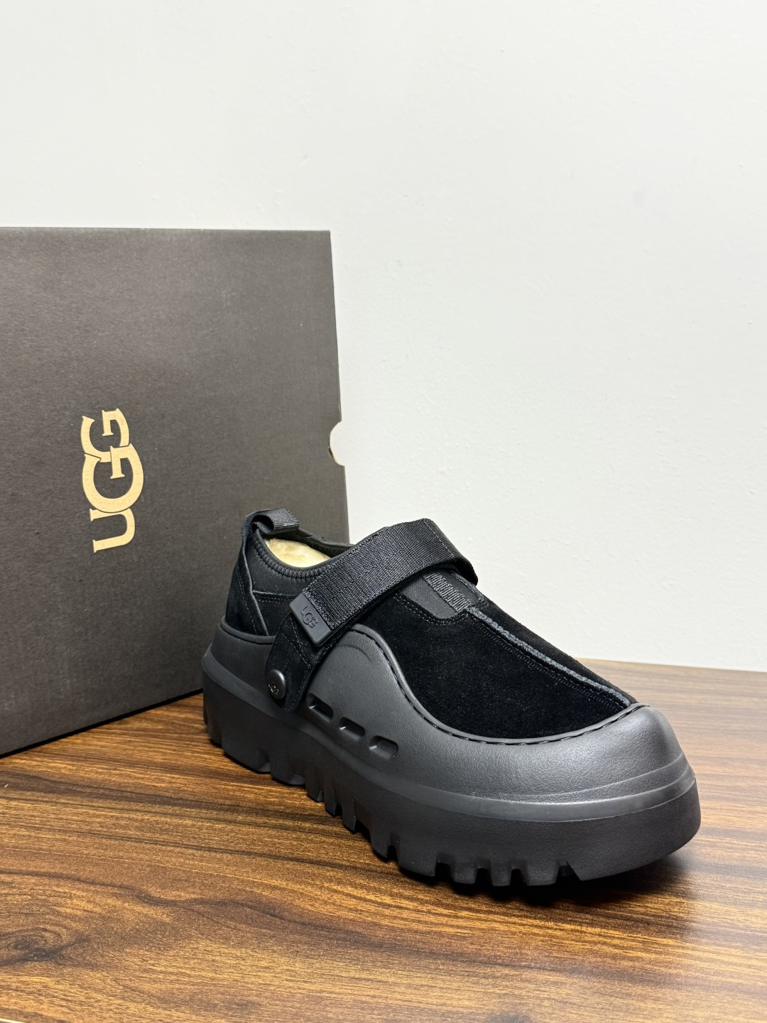 UGG Sienna 厚底粘扣一脚蹬​​，近两年比较火的" 勃肯风厚底鞋 "品类，翻毛皮/麂皮鞋面 + 宽魔术贴横带 +