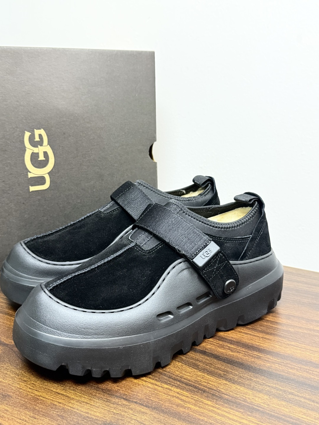 UGG Sienna 厚底粘扣一脚蹬​​，近两年比较火的" 勃肯风厚底鞋 "品类，翻毛皮/麂皮鞋面 + 宽魔术贴横带 +