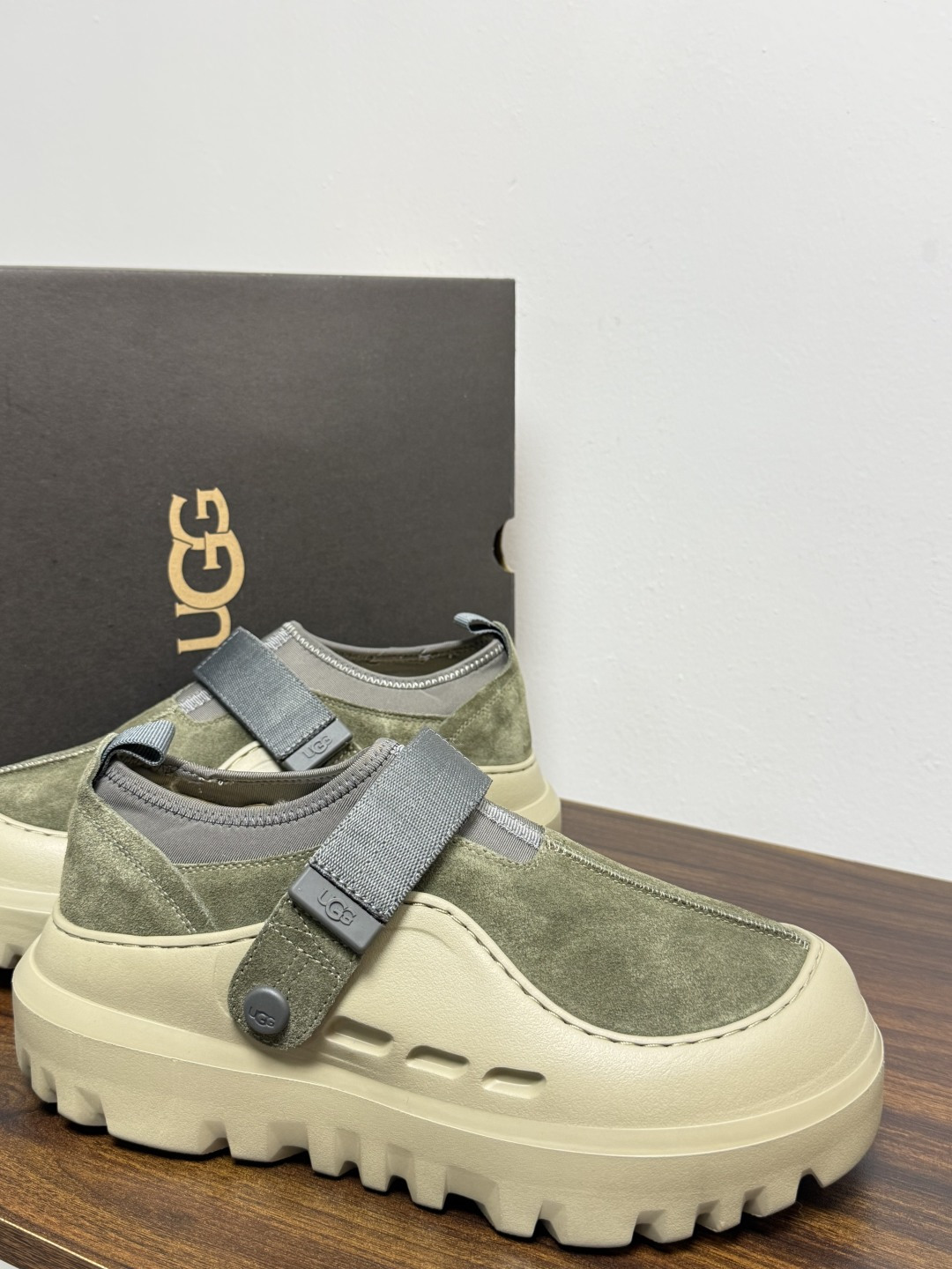 UGG Sienna 厚底粘扣一脚蹬​​，近两年比较火的" 勃肯风厚底鞋 "品类，翻毛皮/麂皮鞋面 + 宽魔术贴横带 +