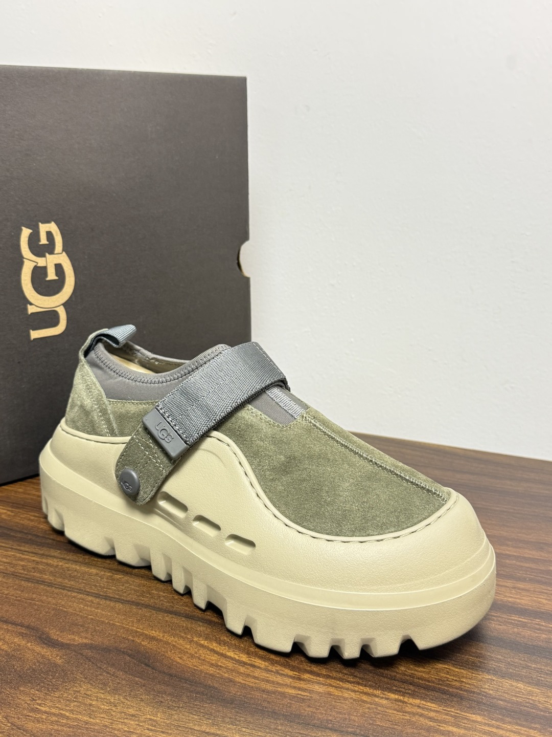 UGG Sienna 厚底粘扣一脚蹬​​，近两年比较火的" 勃肯风厚底鞋 "品类，翻毛皮/麂皮鞋面 + 宽魔术贴横带 +