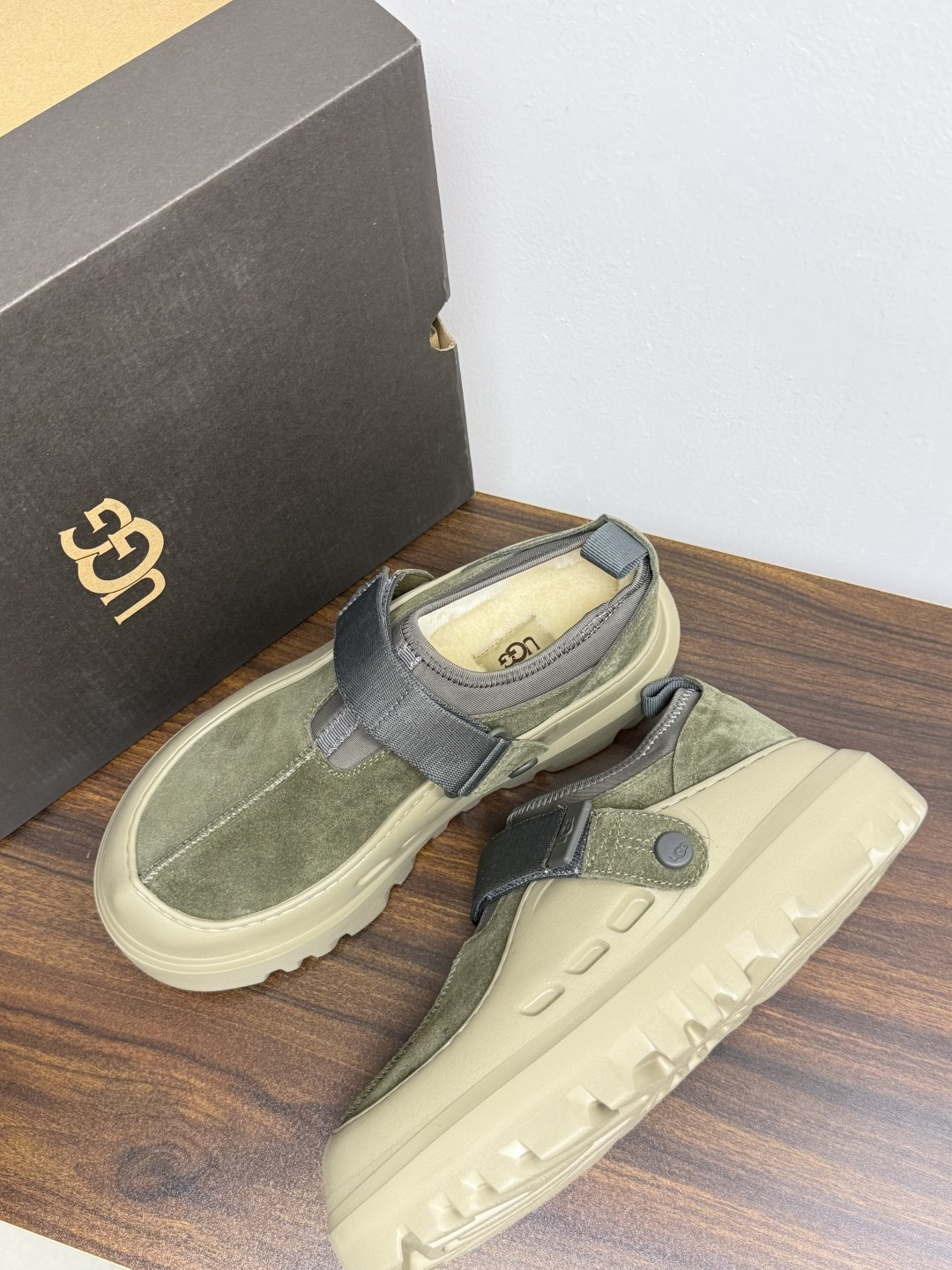 UGG Sienna 厚底粘扣一脚蹬​​，近两年比较火的" 勃肯风厚底鞋 "品类，翻毛皮/麂皮鞋面 + 宽魔术贴横带 +