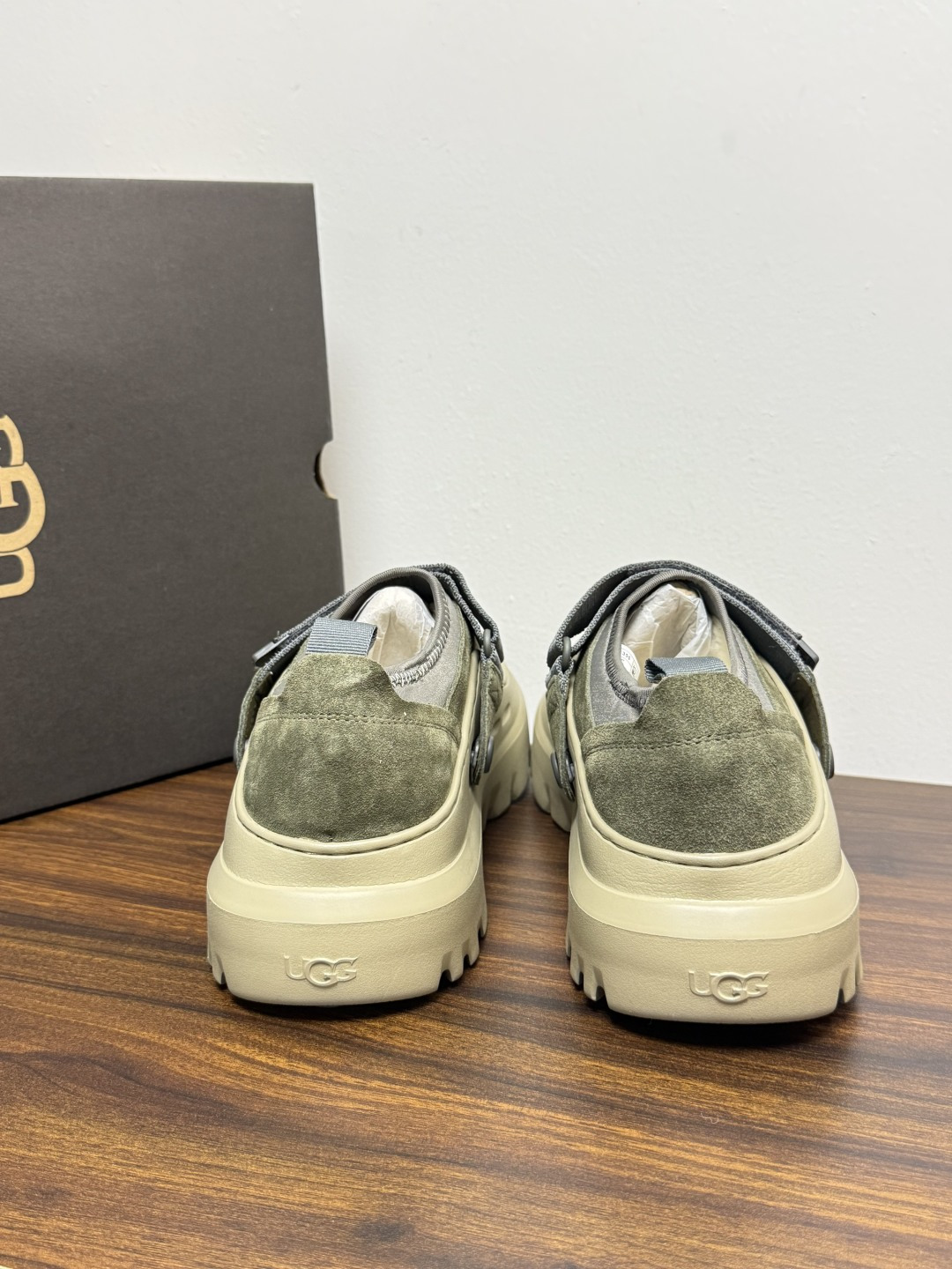 UGG Sienna 厚底粘扣一脚蹬​​，近两年比较火的" 勃肯风厚底鞋 "品类，翻毛皮/麂皮鞋面 + 宽魔术贴横带 +