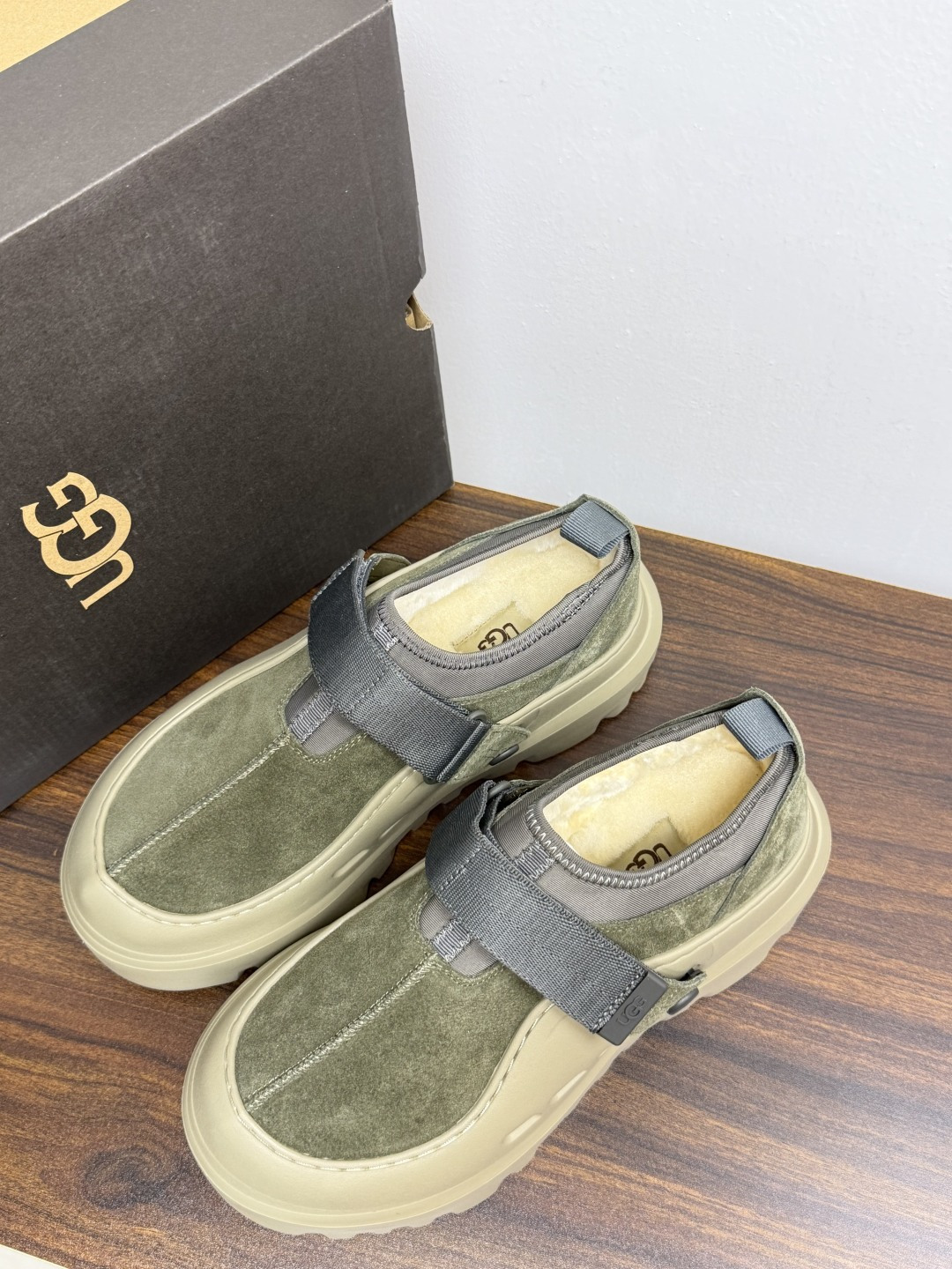 UGG Sienna 厚底粘扣一脚蹬​​，近两年比较火的" 勃肯风厚底鞋 "品类，翻毛皮/麂皮鞋面 + 宽魔术贴横带 +