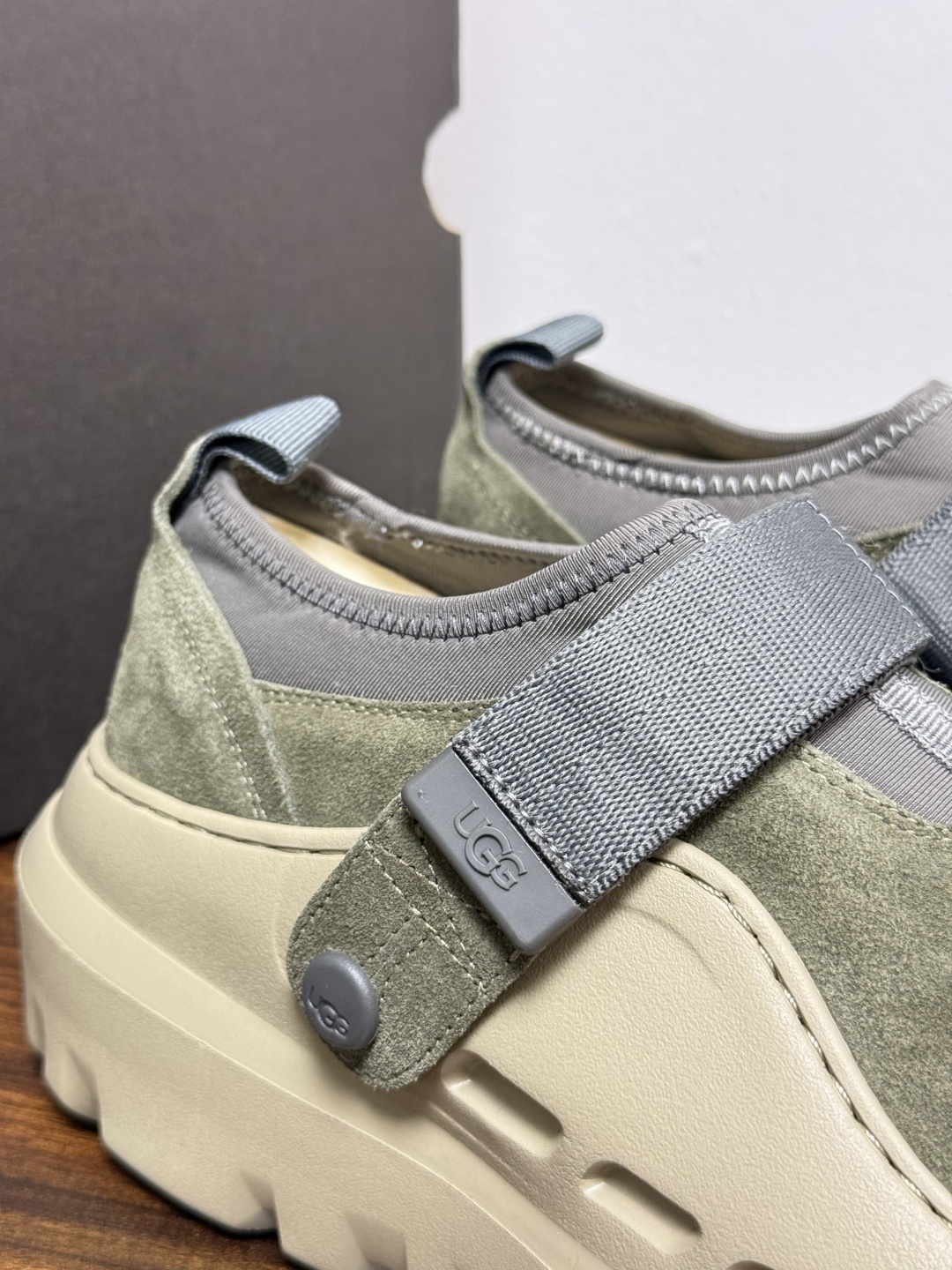 UGG Sienna 厚底粘扣一脚蹬​​，近两年比较火的" 勃肯风厚底鞋 "品类，翻毛皮/麂皮鞋面 + 宽魔术贴横带 +