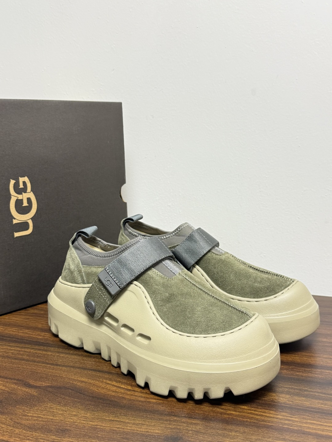 UGG Sienna 厚底粘扣一脚蹬​​，近两年比较火的" 勃肯风厚底鞋 "品类，翻毛皮/麂皮鞋面 + 宽魔术贴横带 +