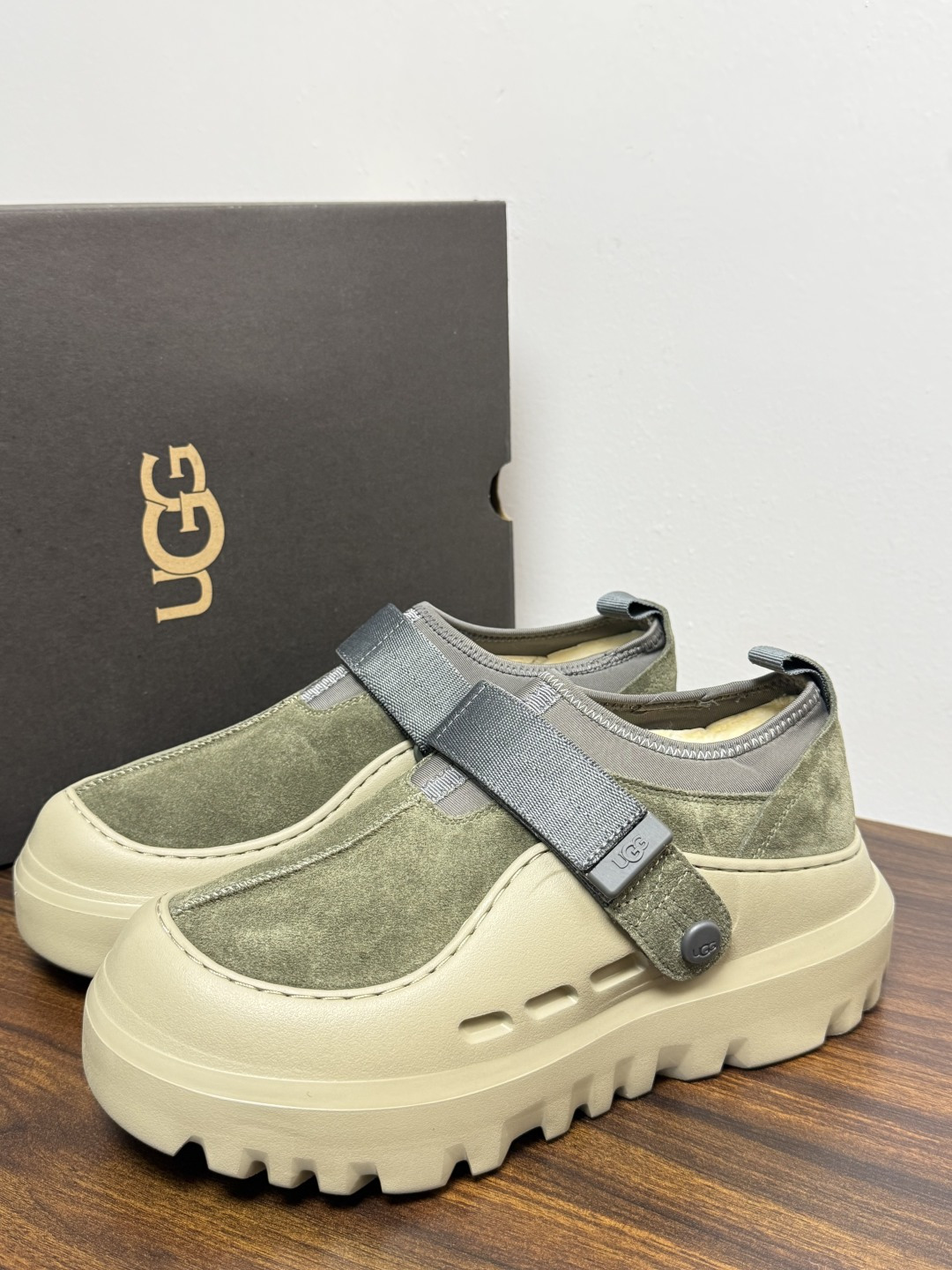 UGG Sienna 厚底粘扣一脚蹬​​，近两年比较火的" 勃肯风厚底鞋 "品类，翻毛皮/麂皮鞋面 + 宽魔术贴横带 +