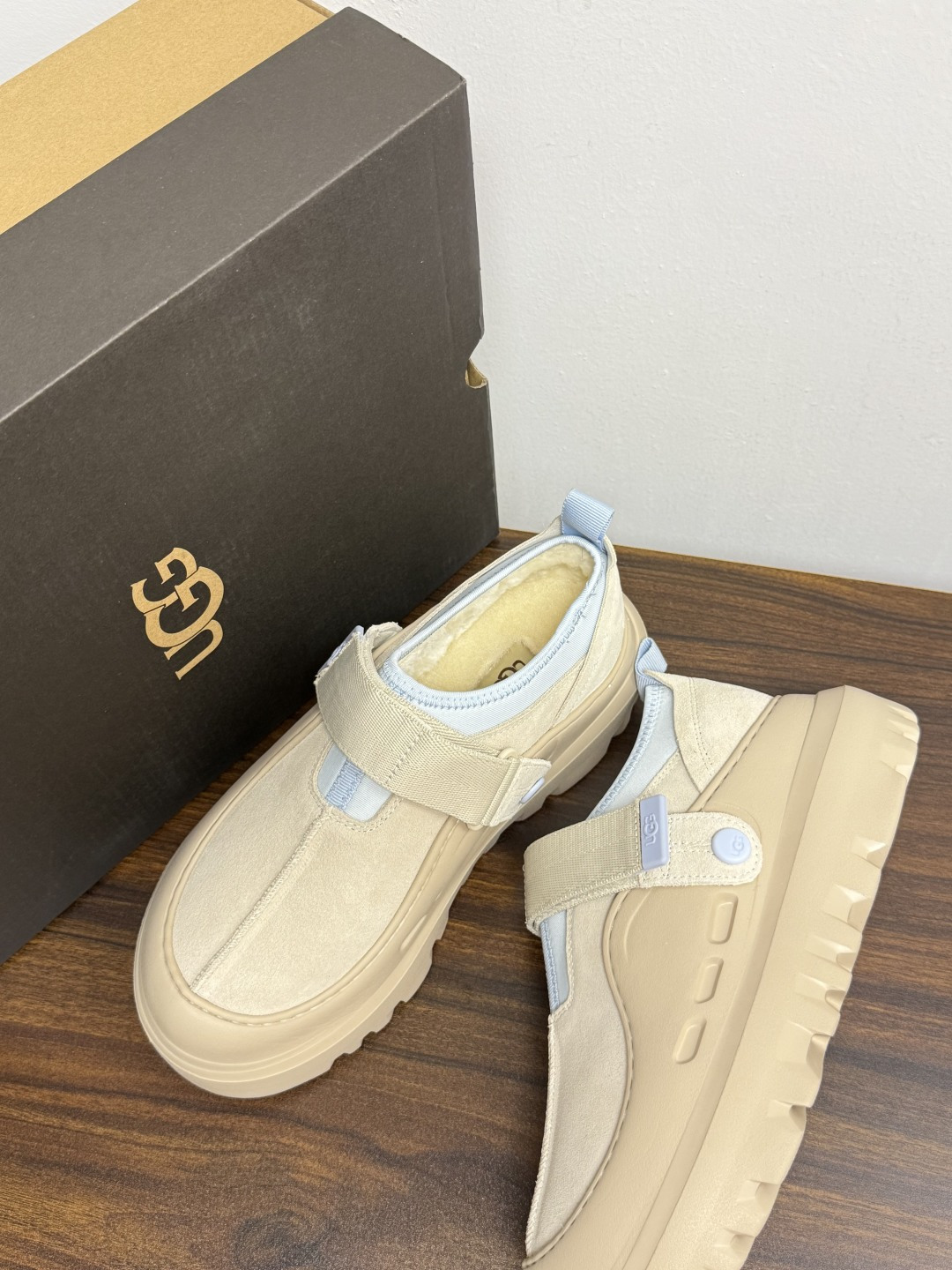 UGG Sienna 厚底粘扣一脚蹬​​，近两年比较火的" 勃肯风厚底鞋 "品类，翻毛皮/麂皮鞋面 + 宽魔术贴横带 +