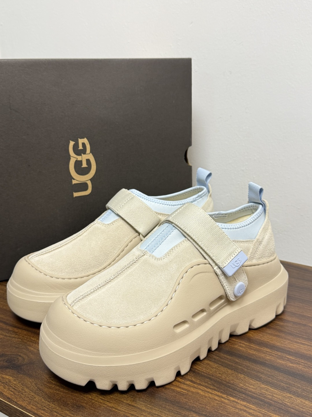 UGG Sienna 厚底粘扣一脚蹬​​，近两年比较火的" 勃肯风厚底鞋 "品类，翻毛皮/麂皮鞋面 + 宽魔术贴横带 +