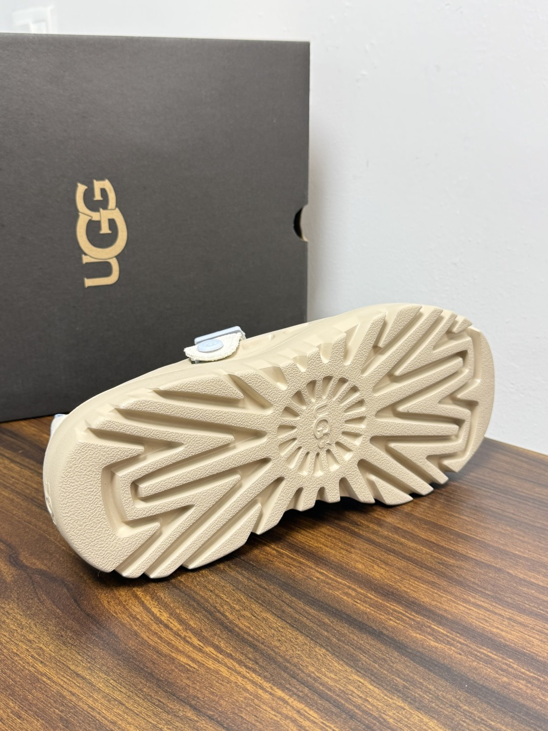 UGG Sienna 厚底粘扣一脚蹬​​，近两年比较火的" 勃肯风厚底鞋 "品类，翻毛皮/麂皮鞋面 + 宽魔术贴横带 +