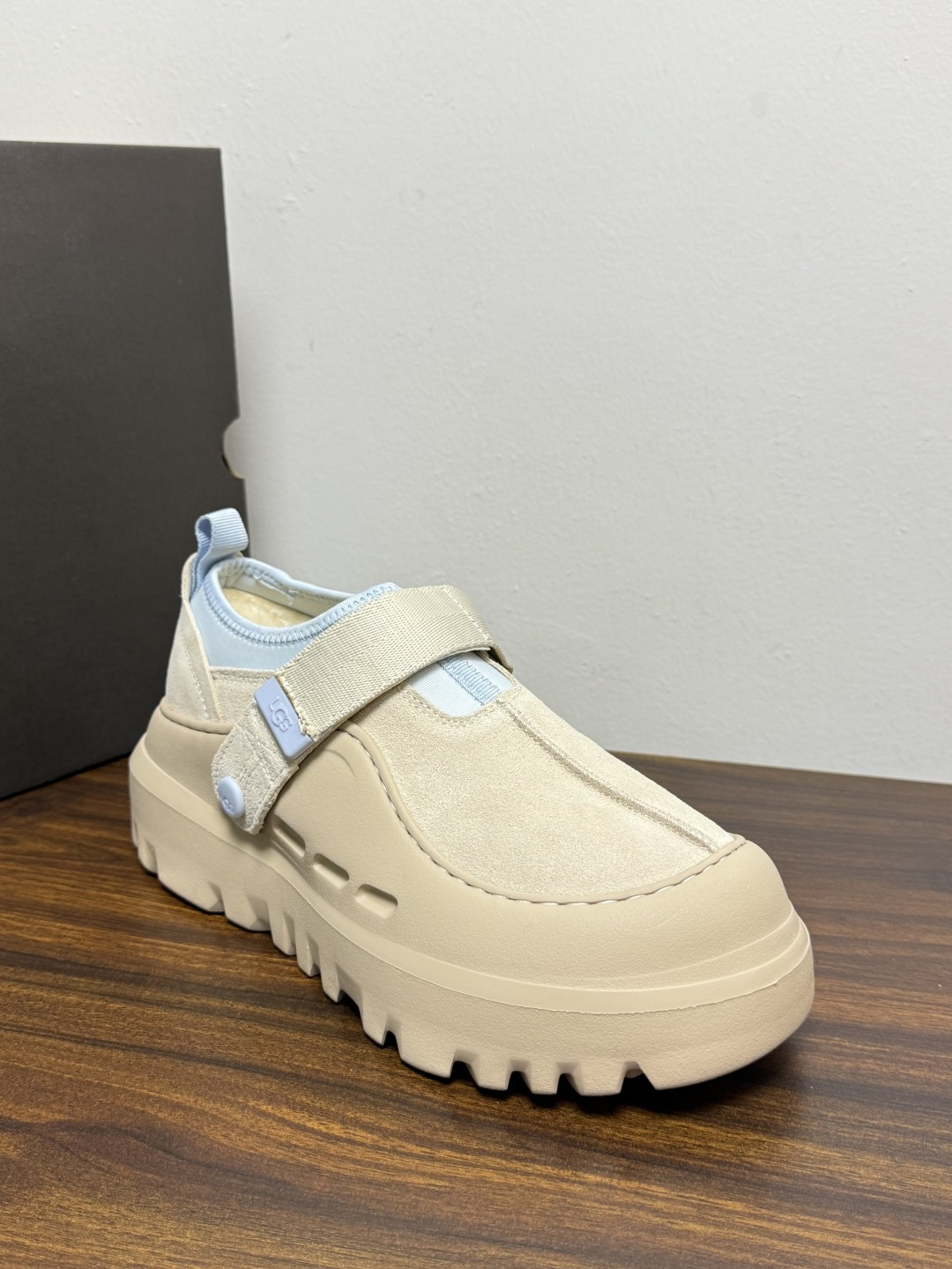 UGG Sienna 厚底粘扣一脚蹬​​，近两年比较火的" 勃肯风厚底鞋 "品类，翻毛皮/麂皮鞋面 + 宽魔术贴横带 +