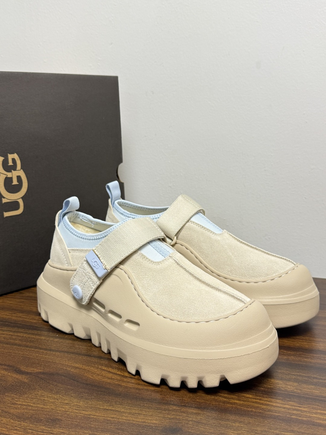 UGG Sienna 厚底粘扣一脚蹬​​，近两年比较火的" 勃肯风厚底鞋 "品类，翻毛皮/麂皮鞋面 + 宽魔术贴横带 +