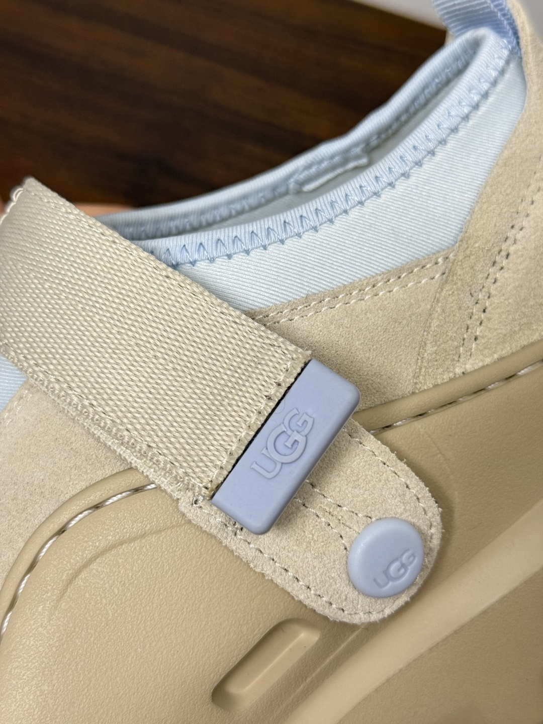UGG Sienna 厚底粘扣一脚蹬​​，近两年比较火的" 勃肯风厚底鞋 "品类，翻毛皮/麂皮鞋面 + 宽魔术贴横带 +