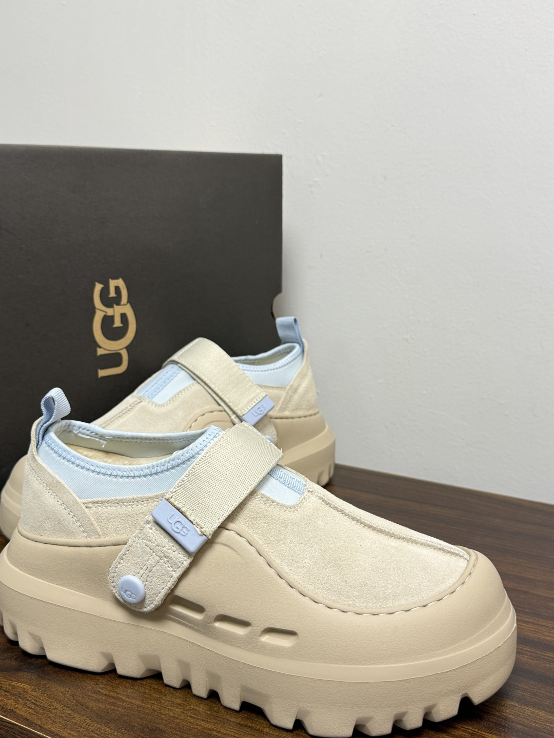 UGG Sienna 厚底粘扣一脚蹬​​，近两年比较火的" 勃肯风厚底鞋 "品类，翻毛皮/麂皮鞋面 + 宽魔术贴横带 +