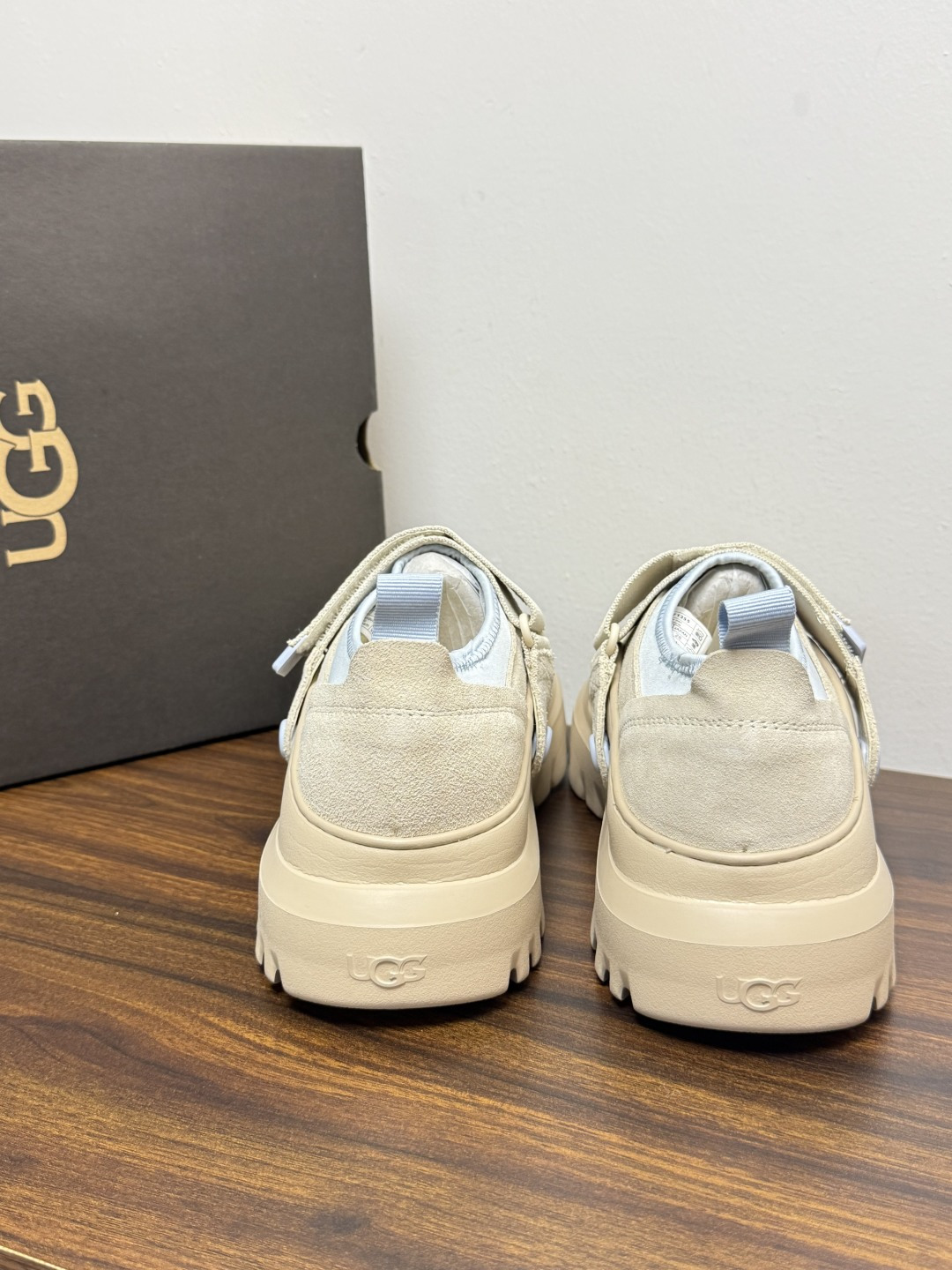UGG Sienna 厚底粘扣一脚蹬​​，近两年比较火的" 勃肯风厚底鞋 "品类，翻毛皮/麂皮鞋面 + 宽魔术贴横带 +